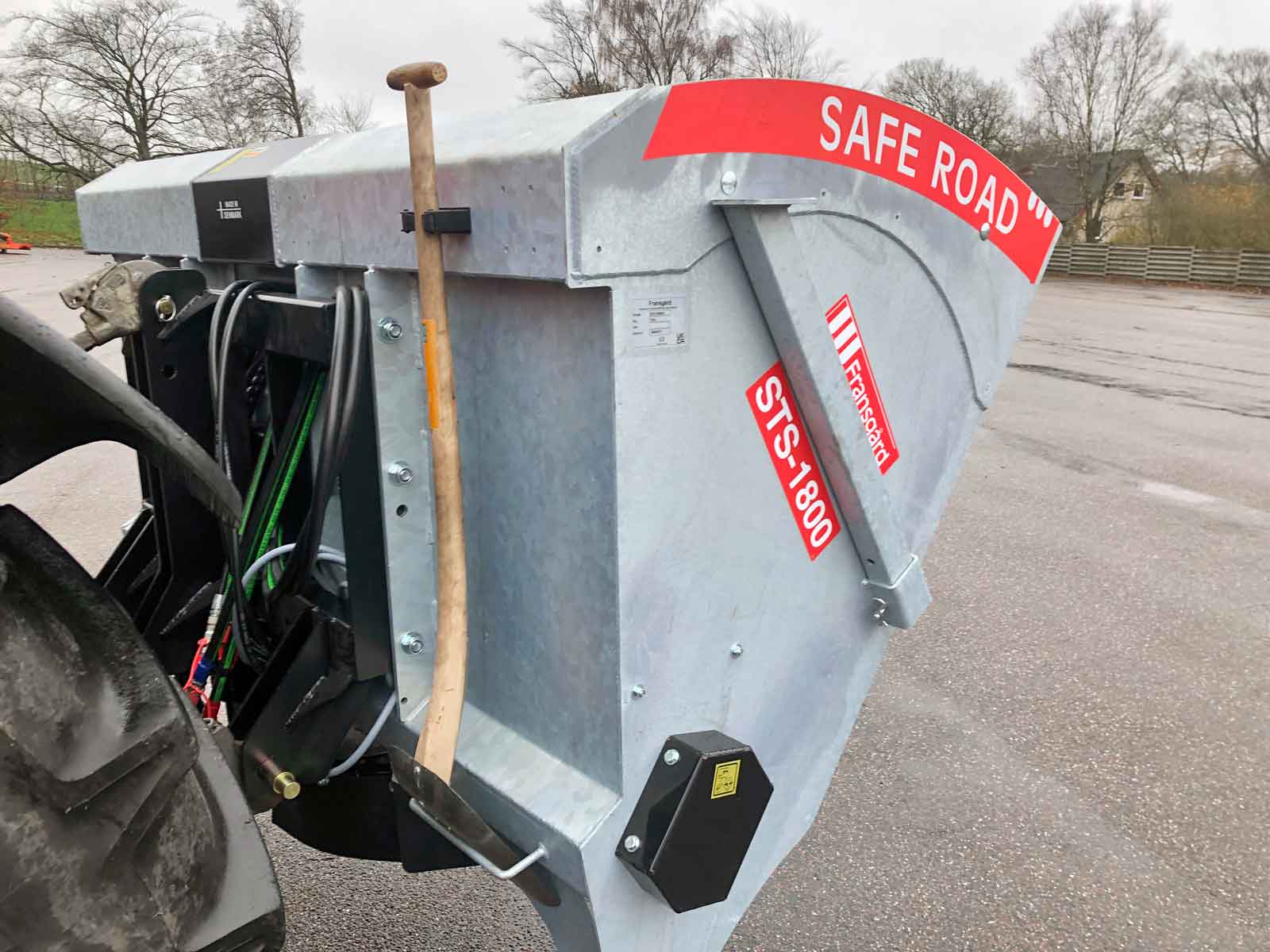 En tallerkenspreder med en holder til fastgørelse af en skovl
