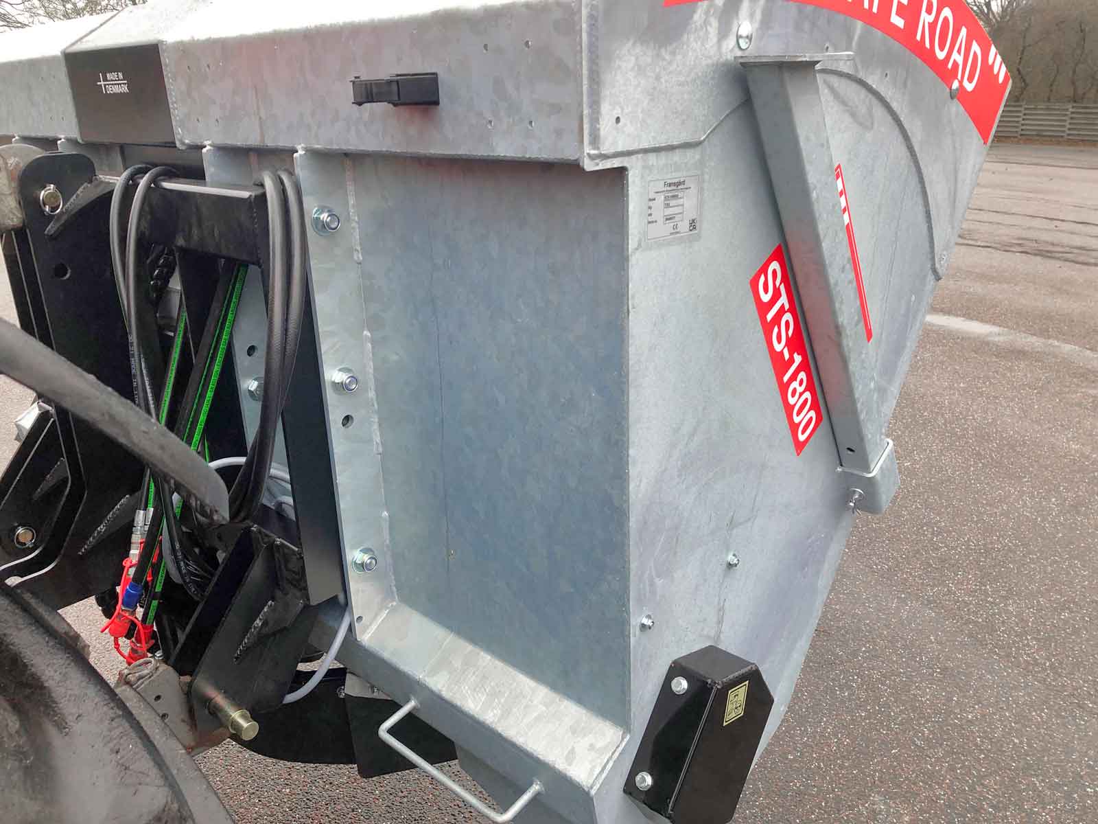 En spredemaskine i galvaniseret stål set bagfra