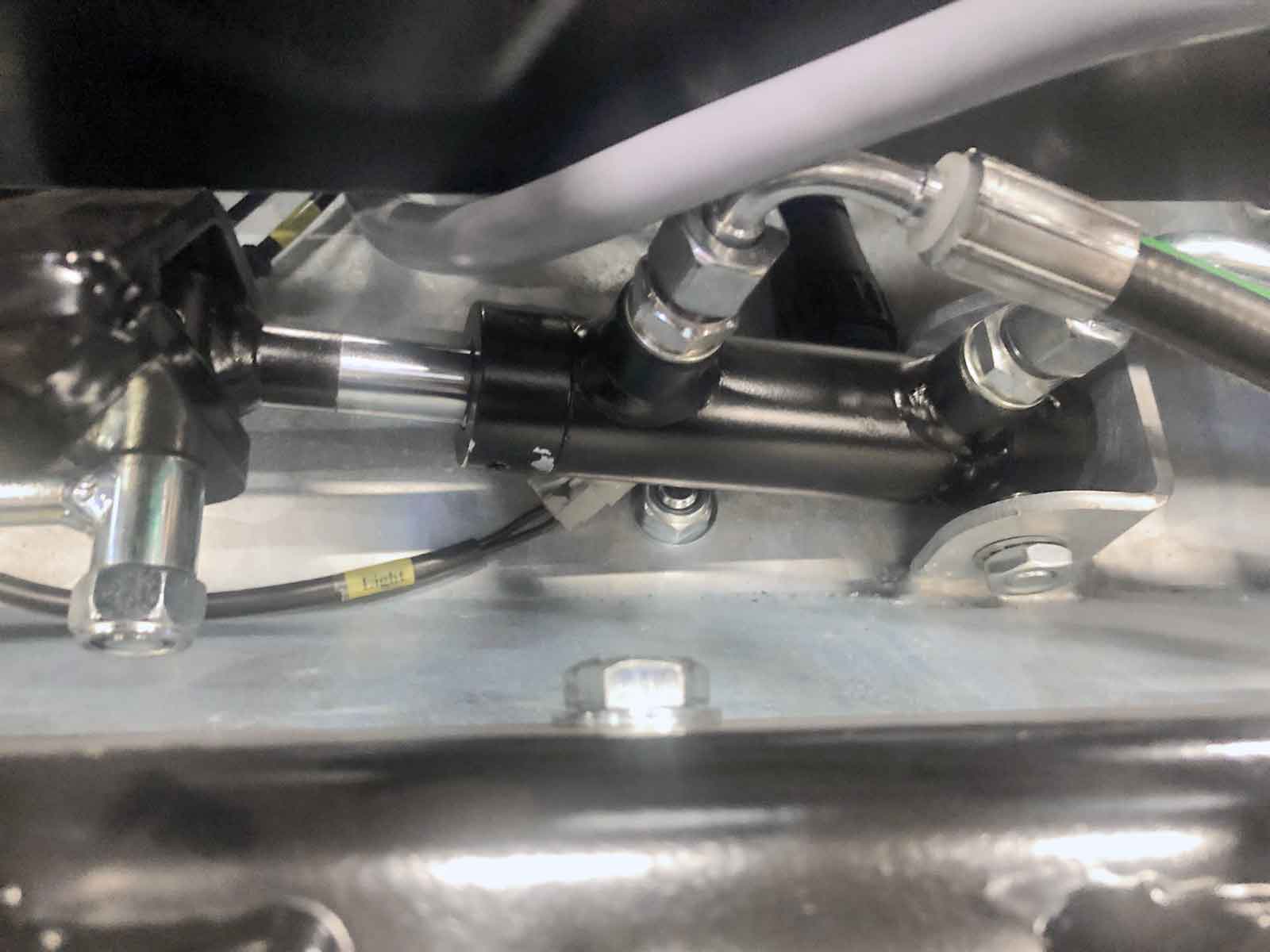 En kompakt cylinder drejer hydraulisk spredetallerkenen i den ønskede position til både højre og venstre.