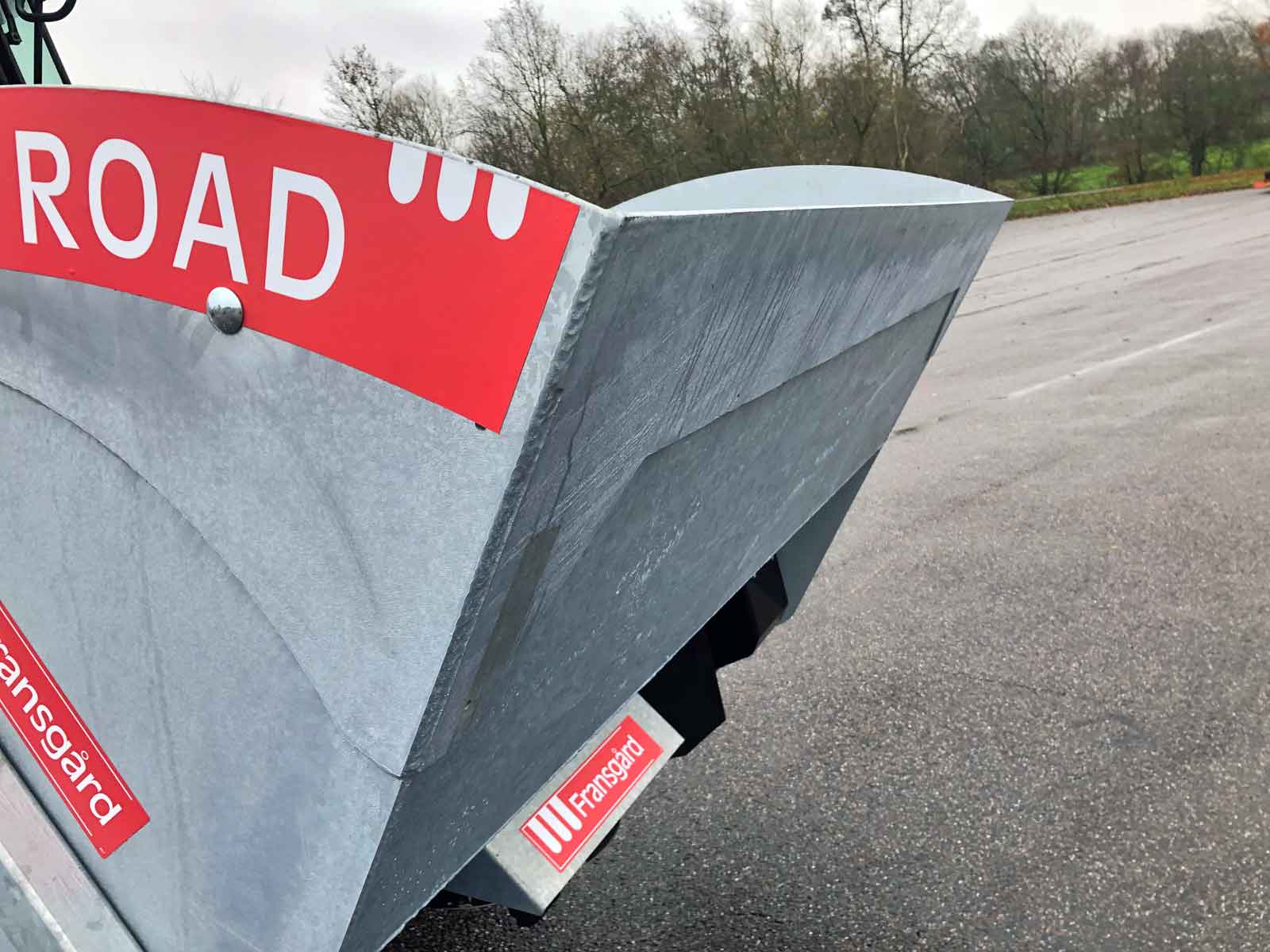 En galvaniseret tank på en tallerkenspreder med ekstra forstærkning
