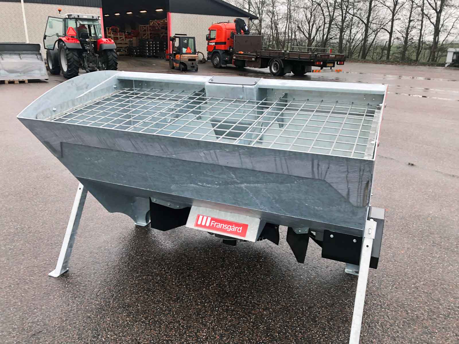 Tallerkensspreder med metalgitter i toppen af tank
