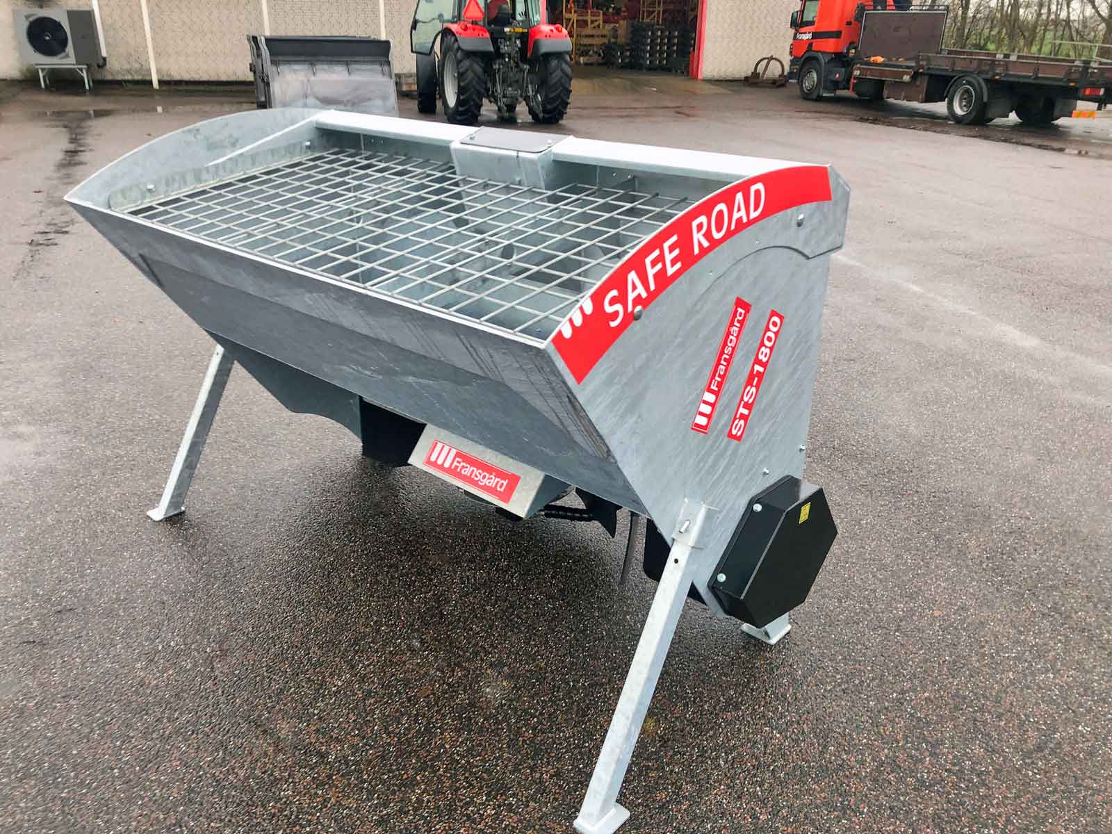 En materialespreder er placeret på parkeringsplads