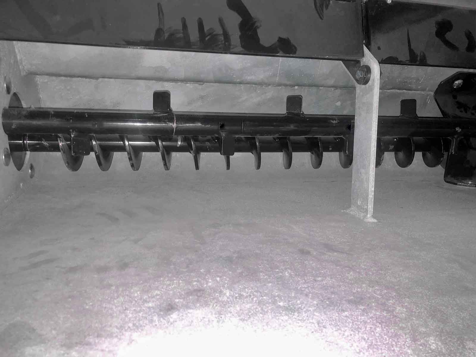 En sort omrører i bunden af galvaniseret tank på tallerkenspreder