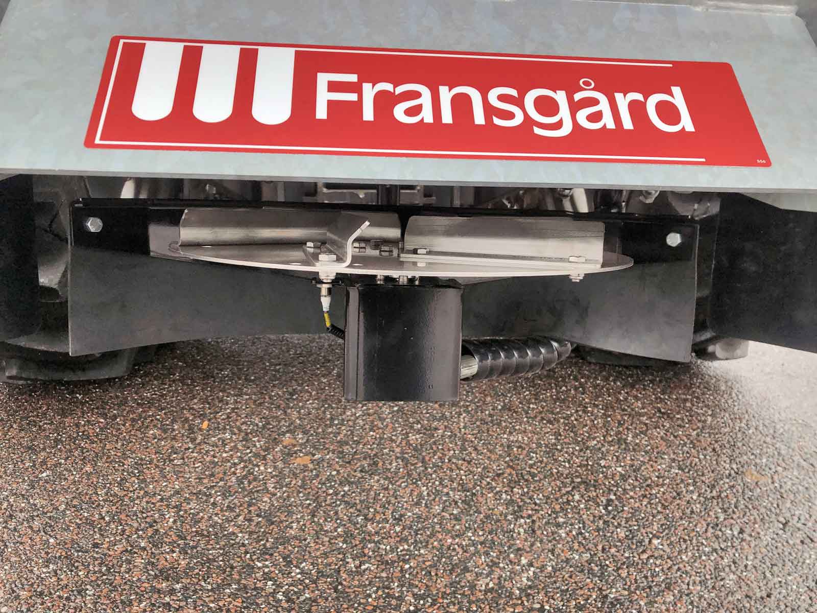 Et rødt skilt med navnet Fransgård over tallerken bag på en tallerkenspreder