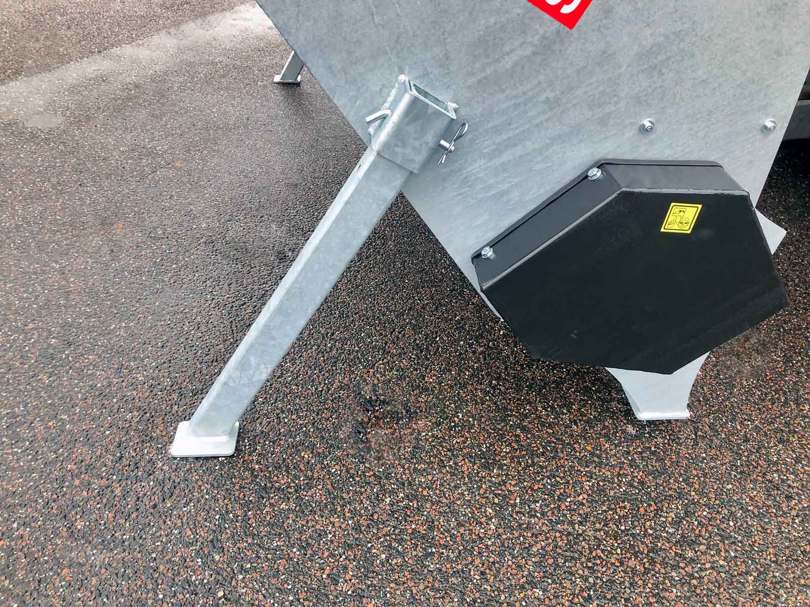 Støtteben på maskine til at sprede materialer på veje.