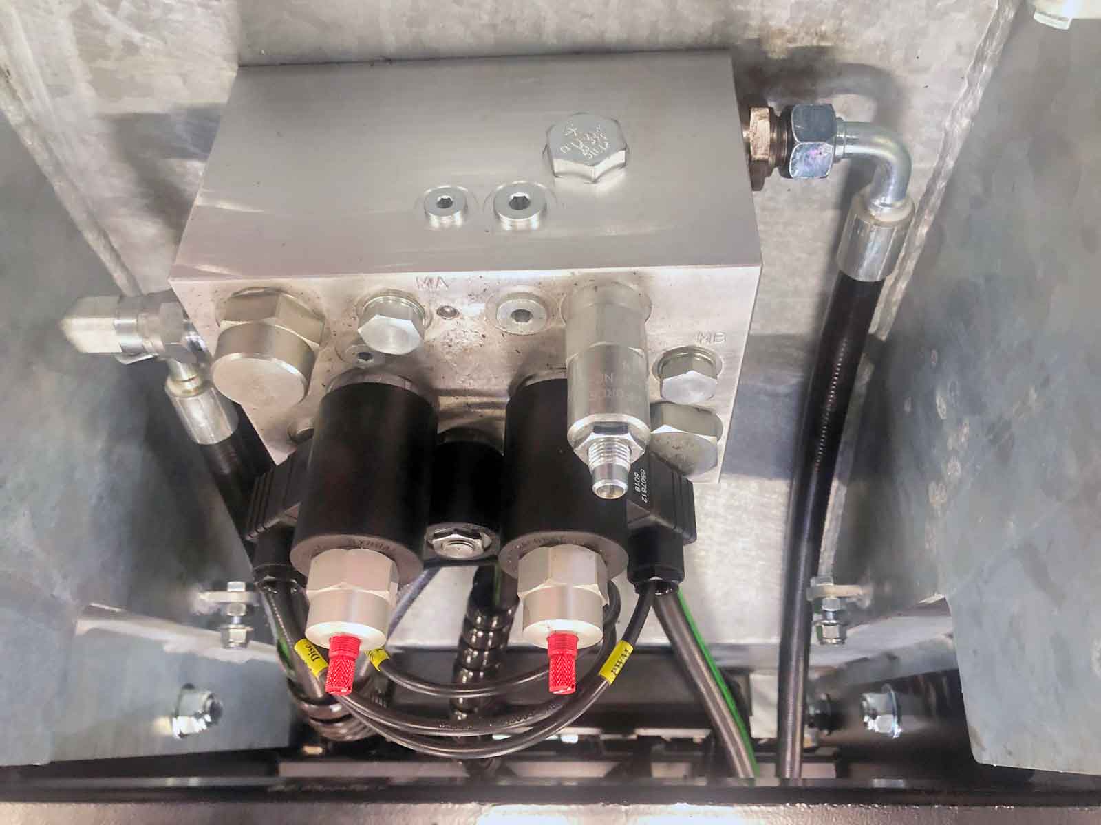 Et nærbillede af en hydraulisk ventil på en maskine