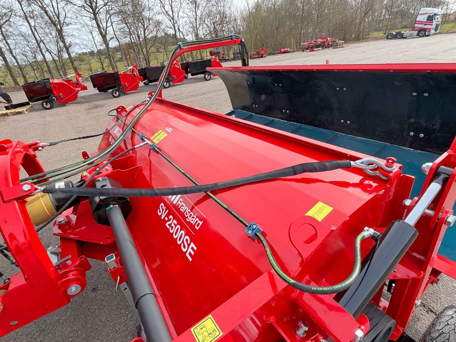 Solid hovedramme på en rød SV-2500SE fra Fransgård Maskinfabrik.