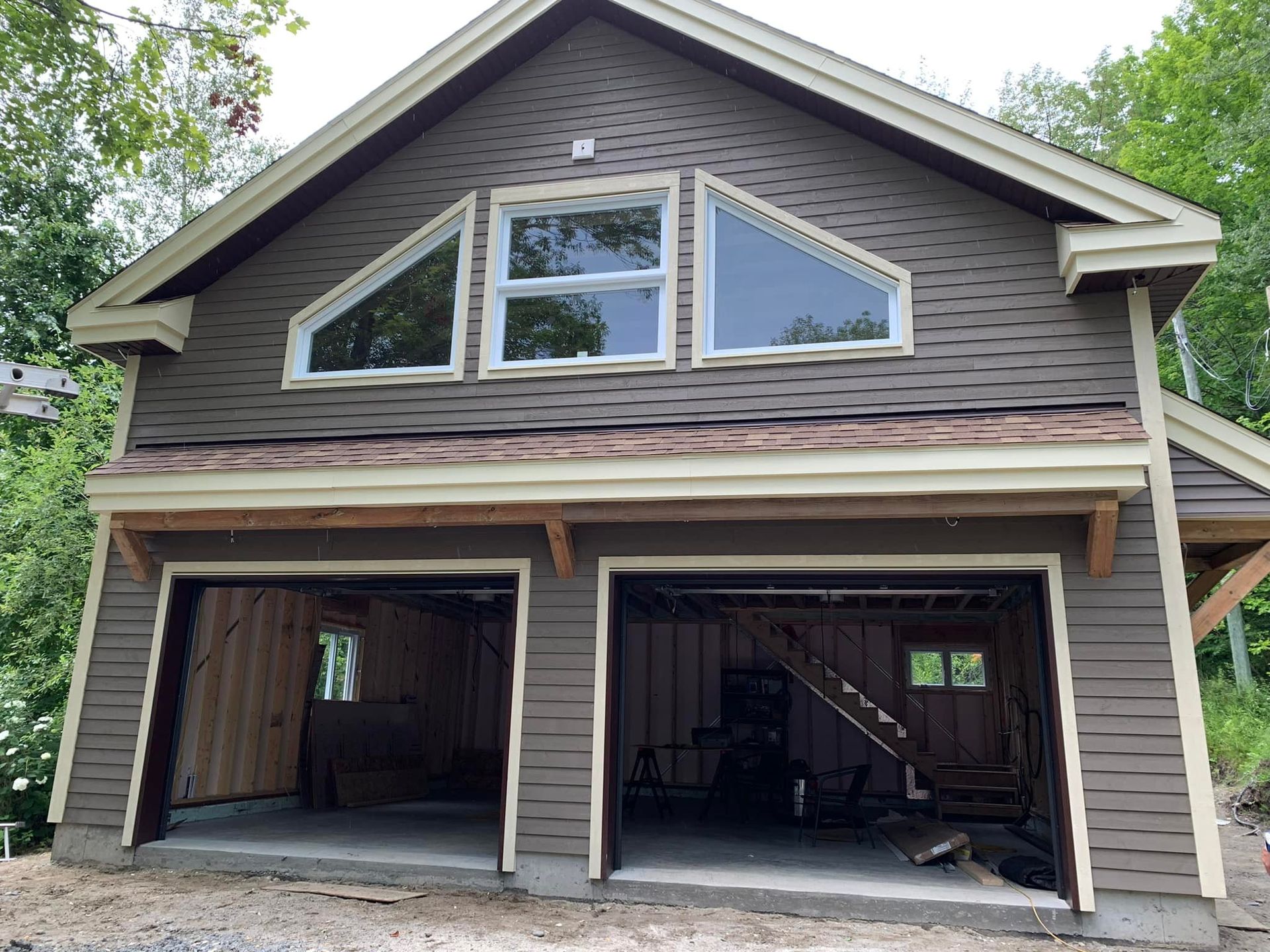 Un garage avec deux portes ouvertes et un toit avec beaucoup de fenêtres.