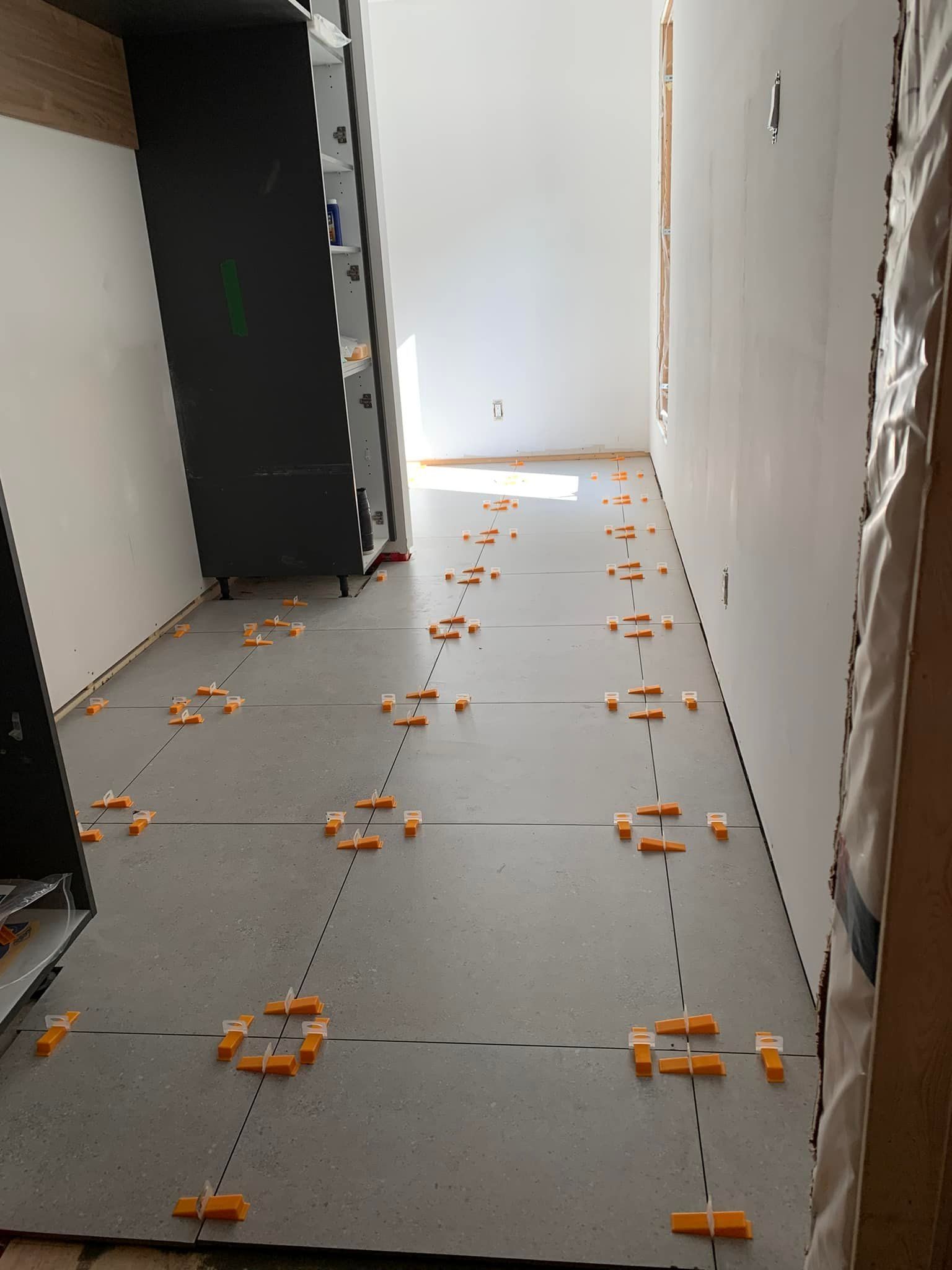 Un long couloir avec beaucoup de carrelage au sol.