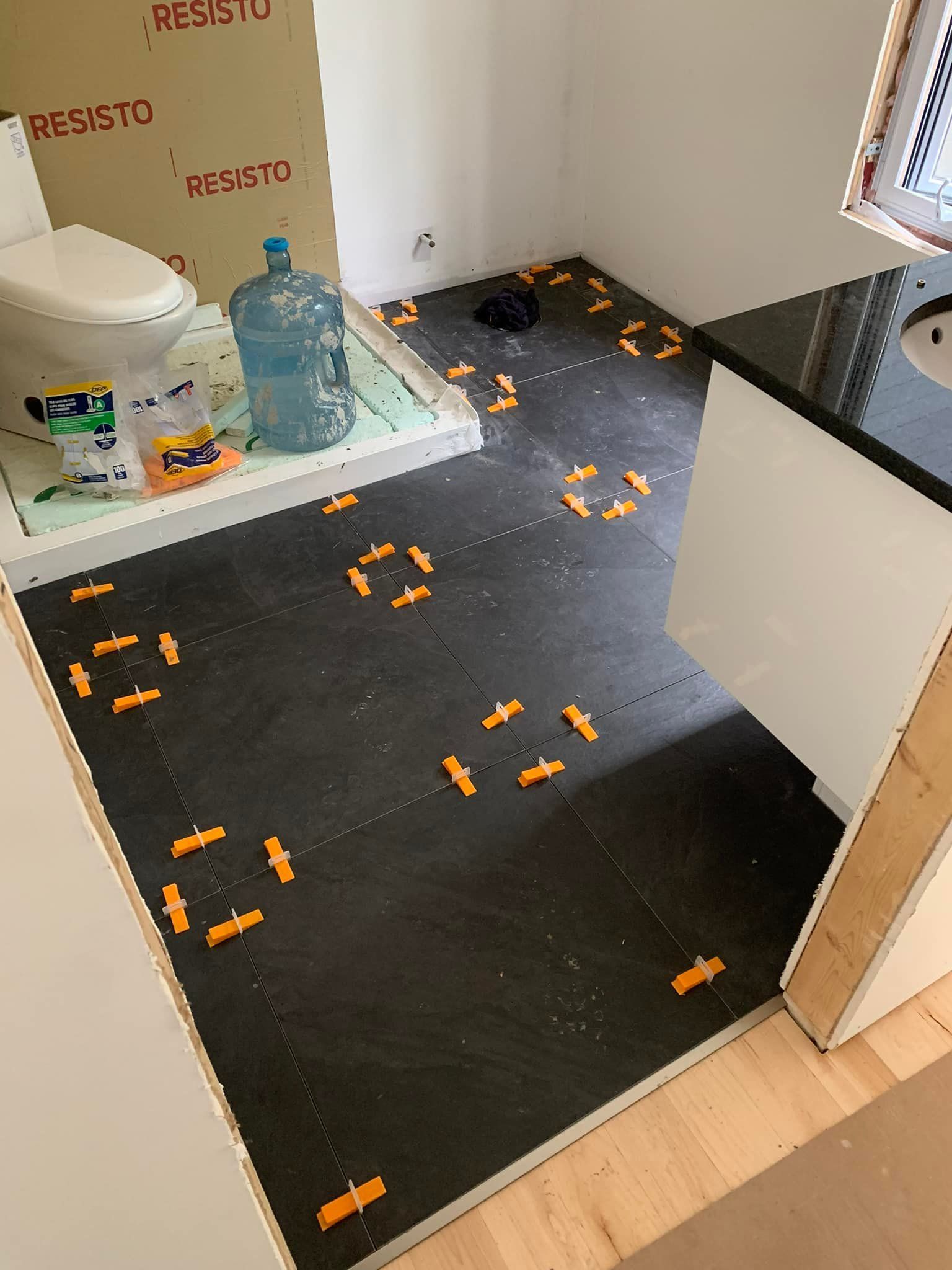 Une salle de bain avec des toilettes et un lavabo.