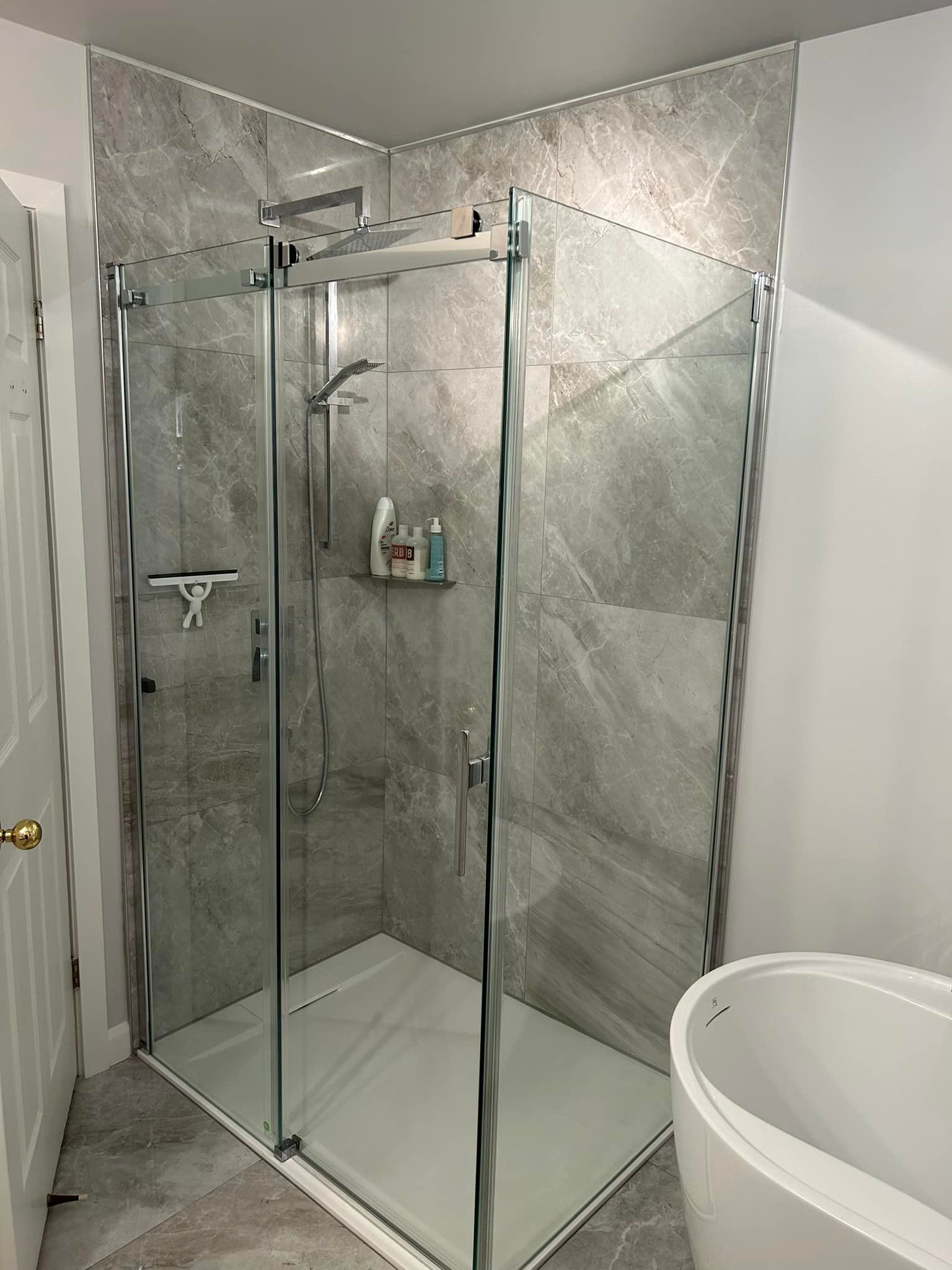 Une salle de bain avec douche à l'italienne et baignoire.