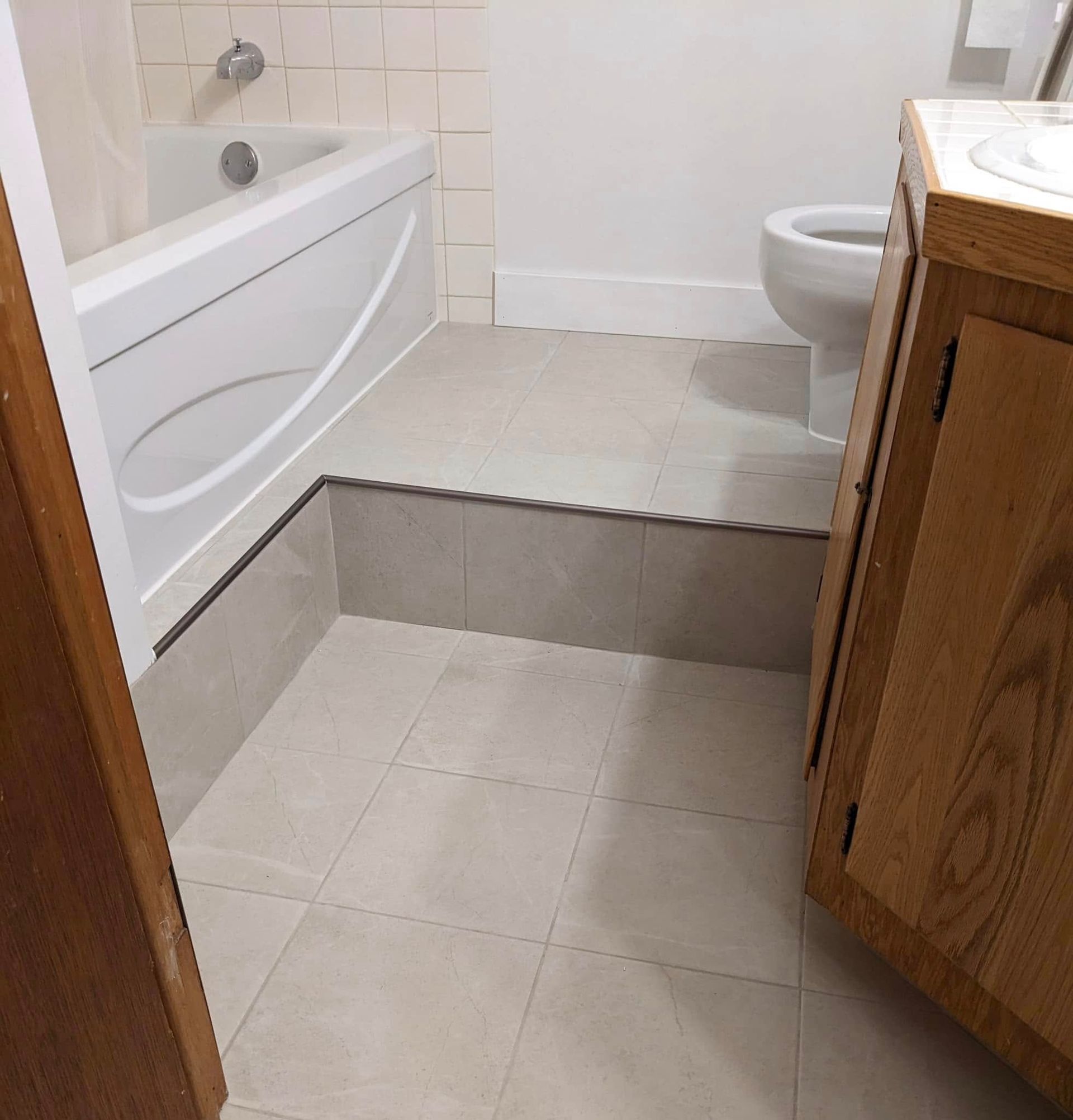 Une salle de bain avec baignoire, WC et lavabo.