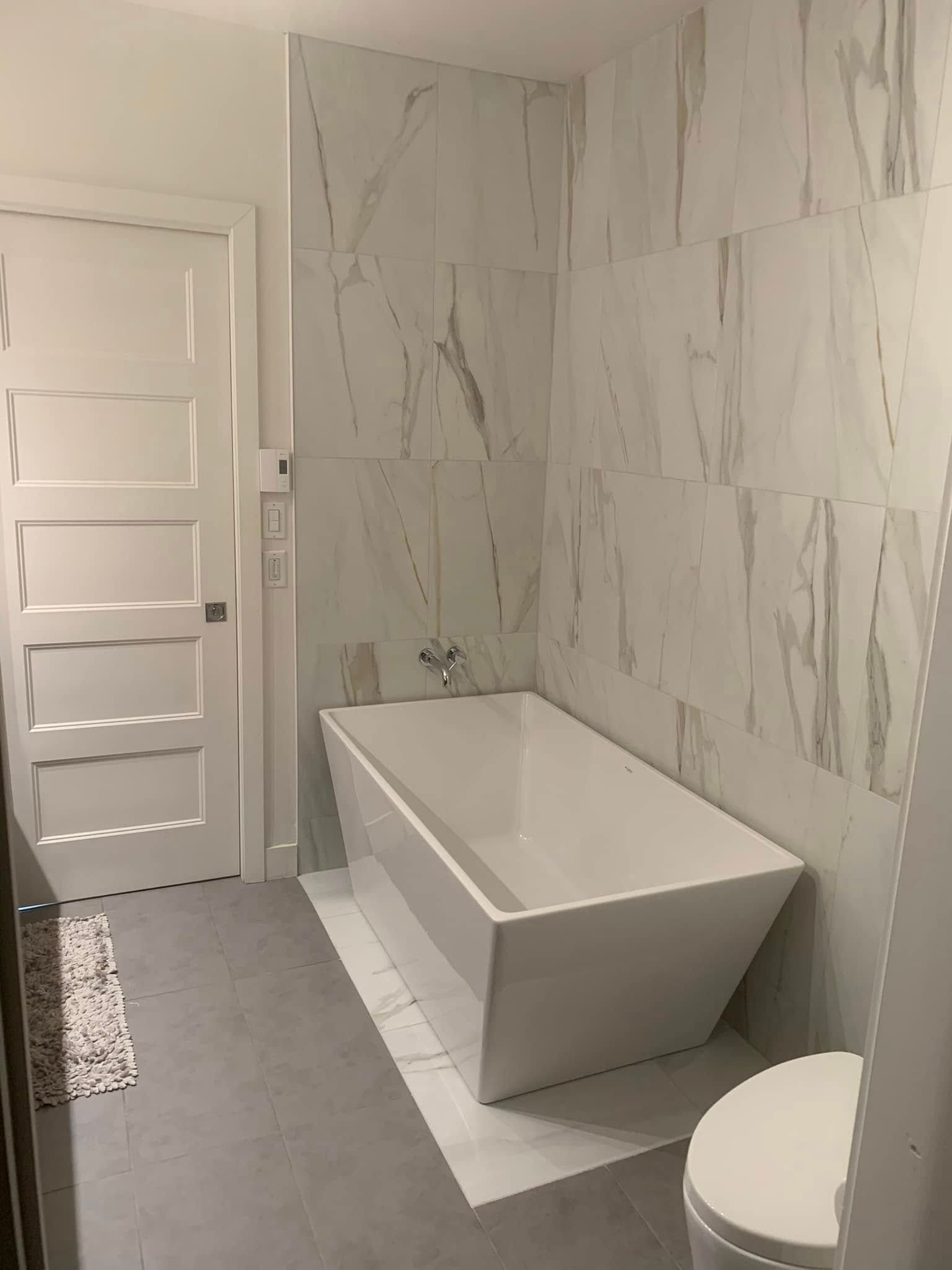 Une salle de bain avec baignoire et WC.