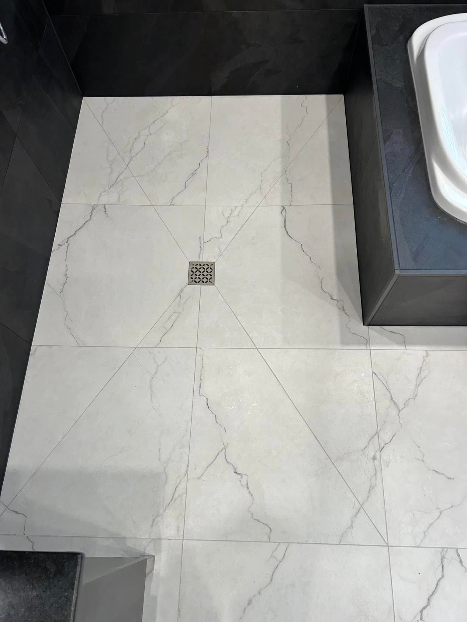 Une salle de bain avec carrelage en marbre et toilettes et lavabo