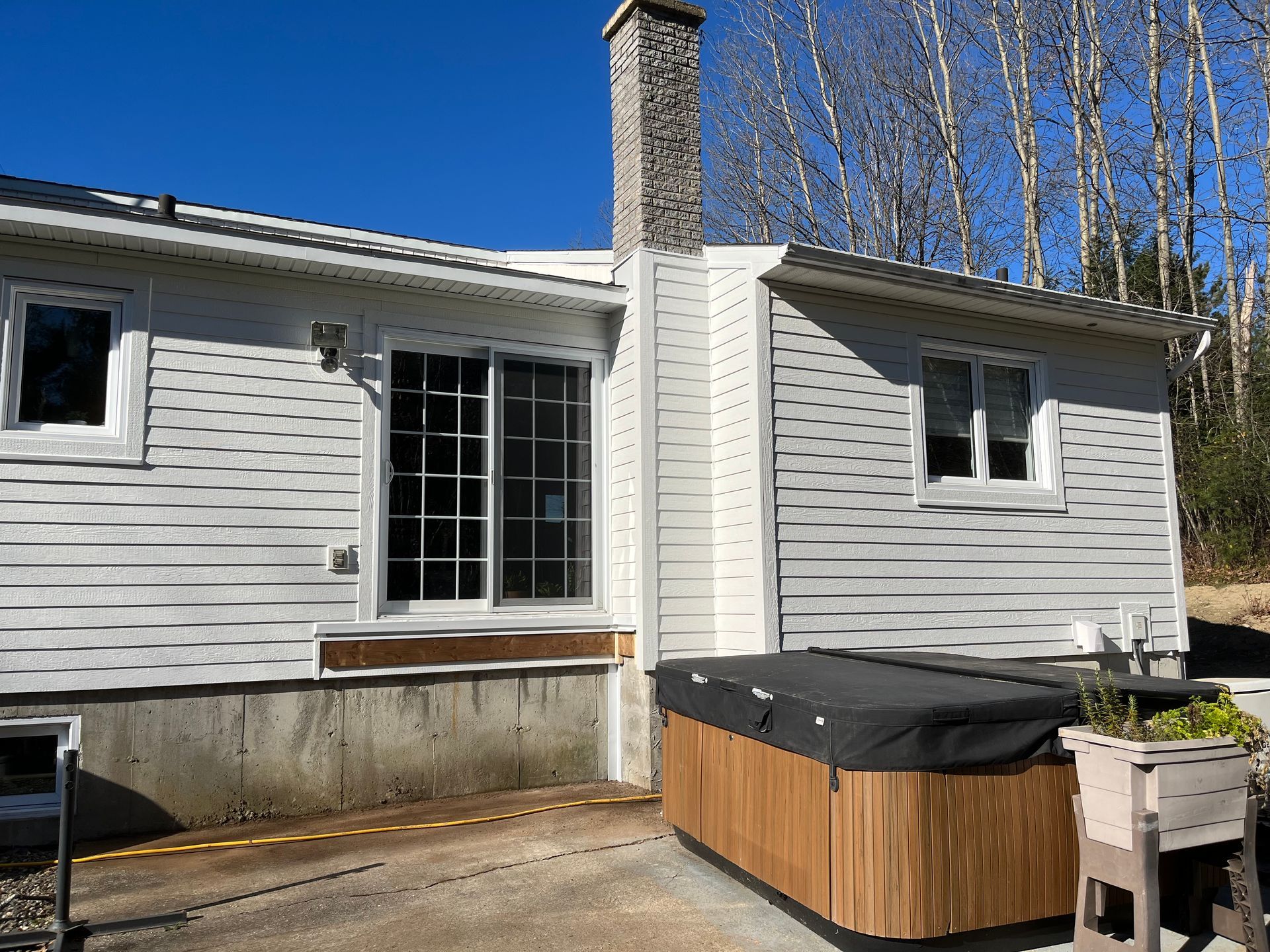 Une maison avec un jacuzzi devant