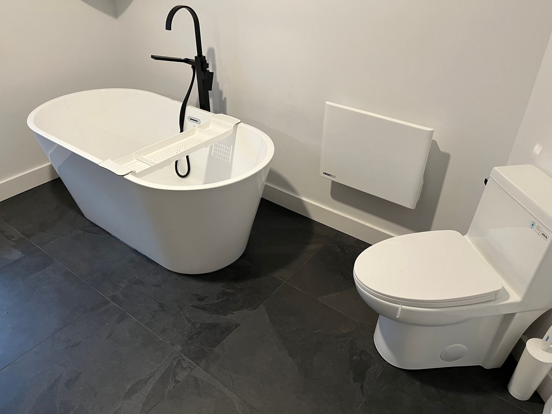Une salle de bain avec baignoire et WC.