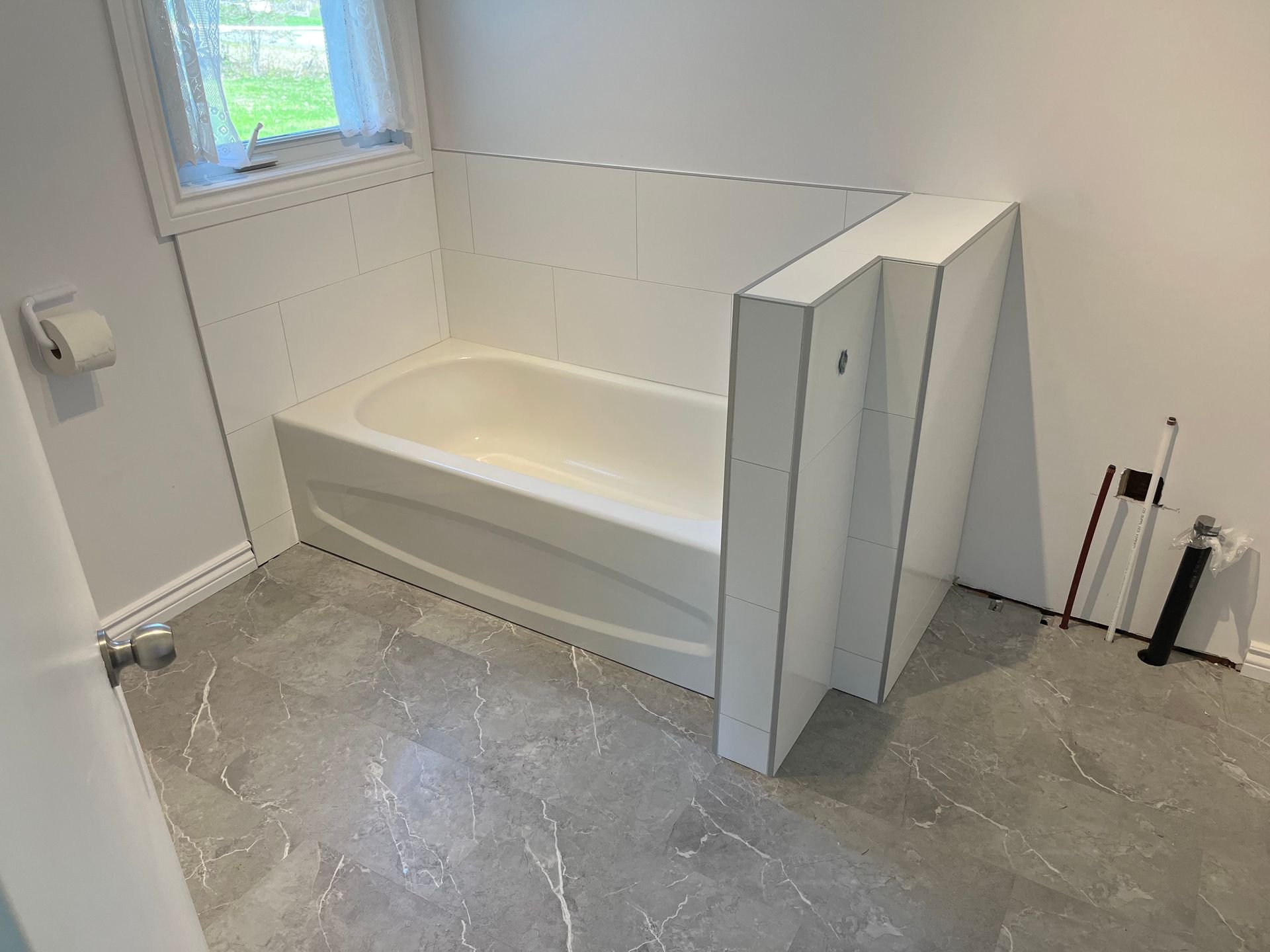 Une salle de bain avec baignoire et cabine de douche.