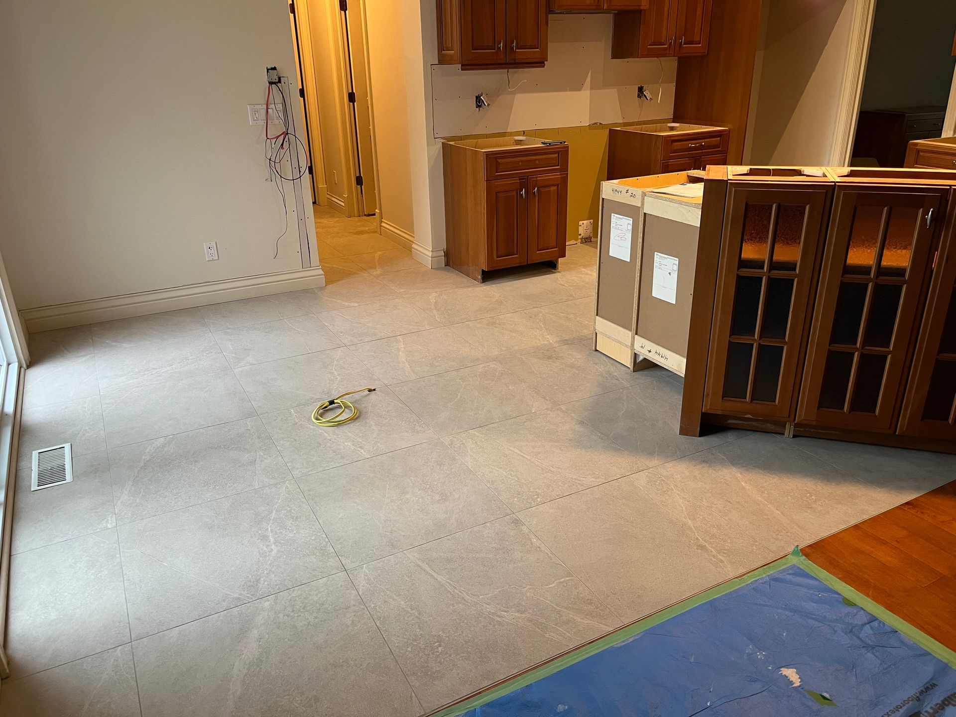 Une cuisine en construction avec des boîtes au sol