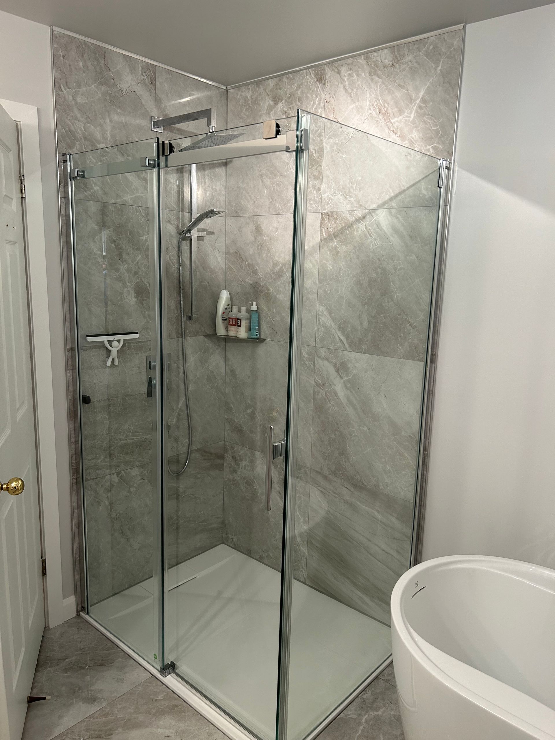 Une salle de bain avec douche à l'italienne et baignoire.