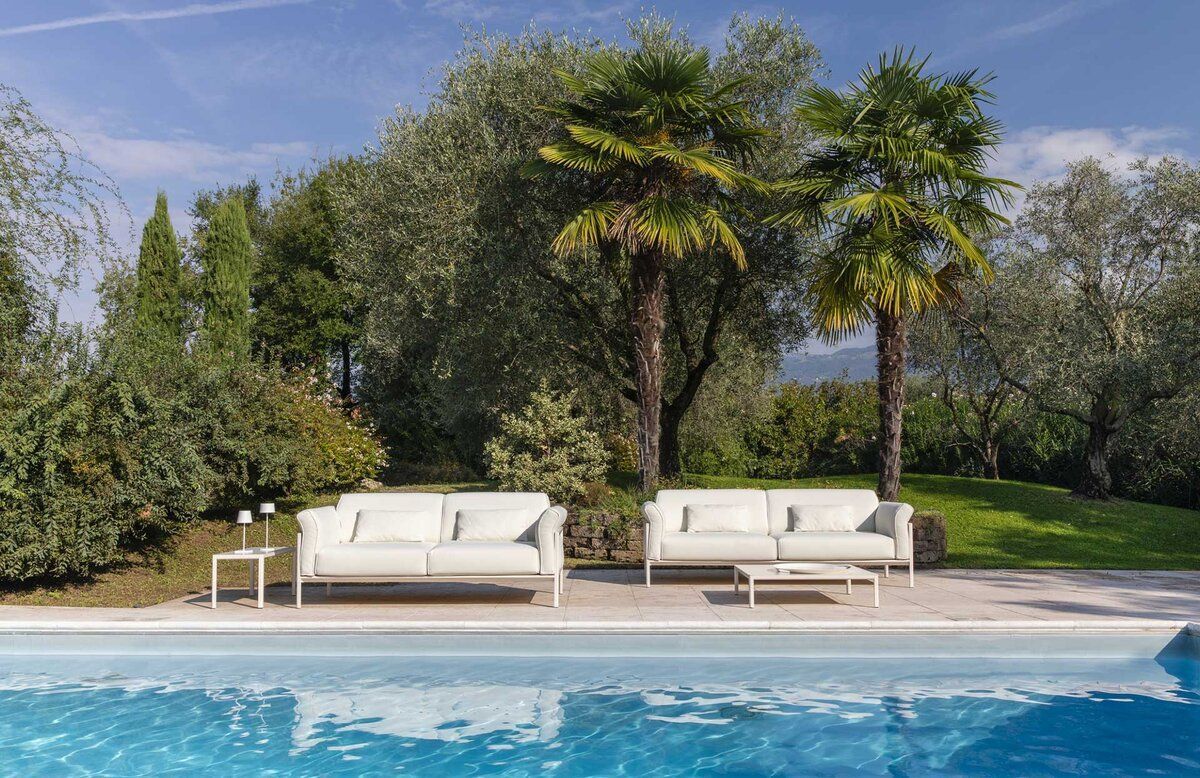 Divani su piscina