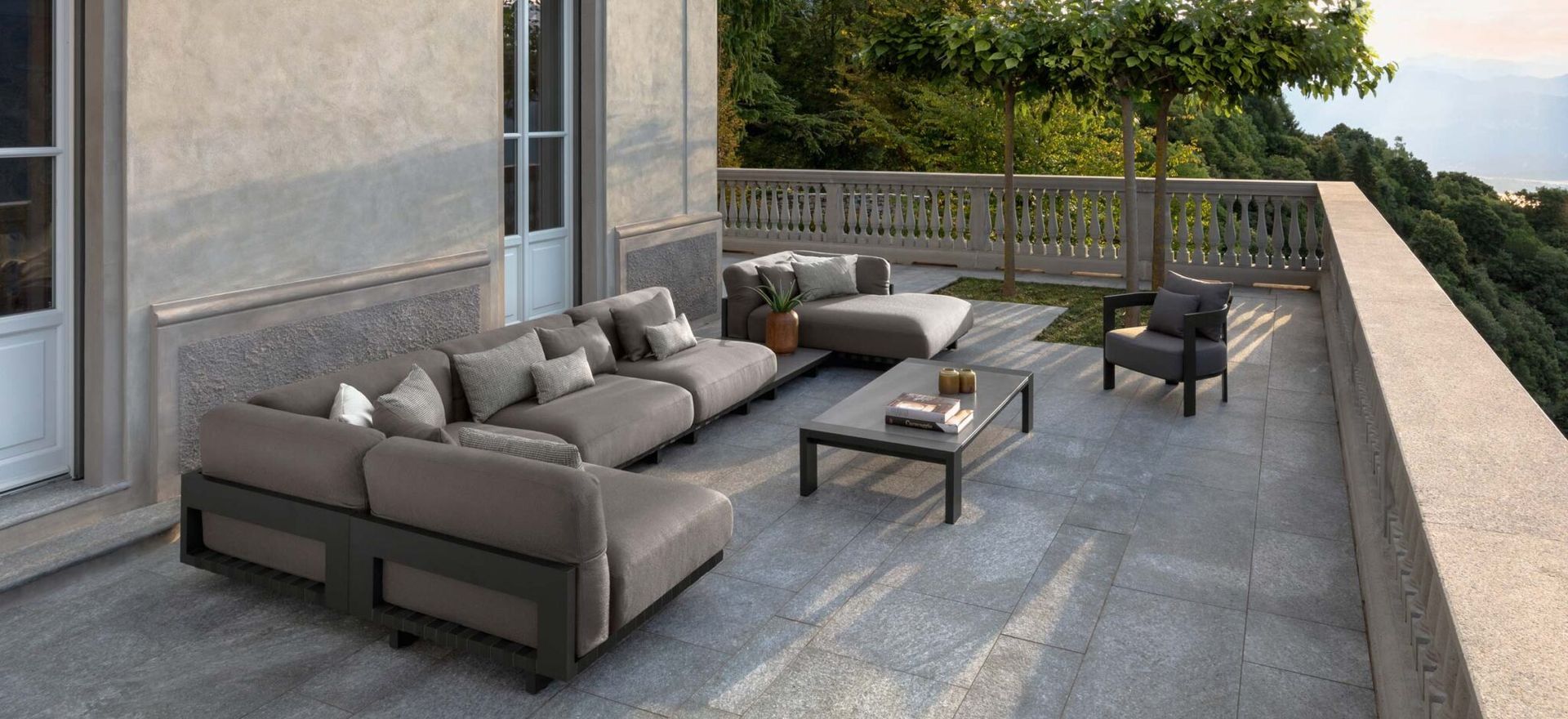 Terrazzo aredato con divani Talenti