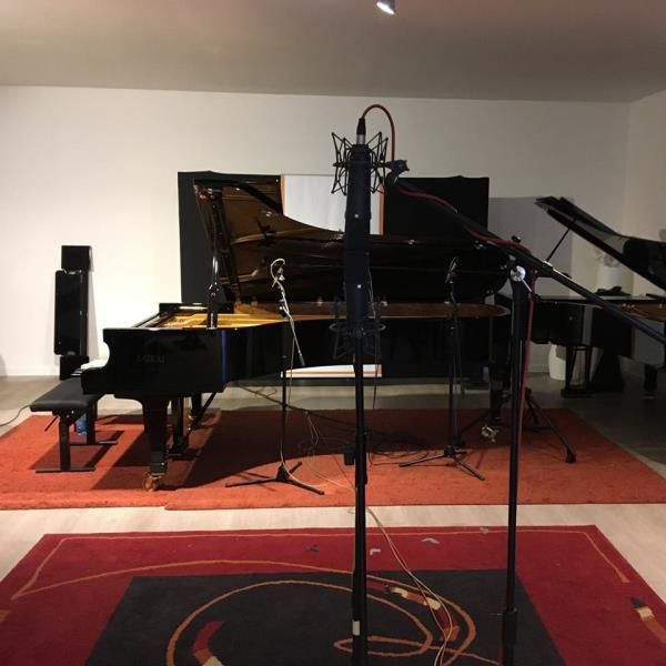 Una stanza con un pianoforte e un microfono al suo interno