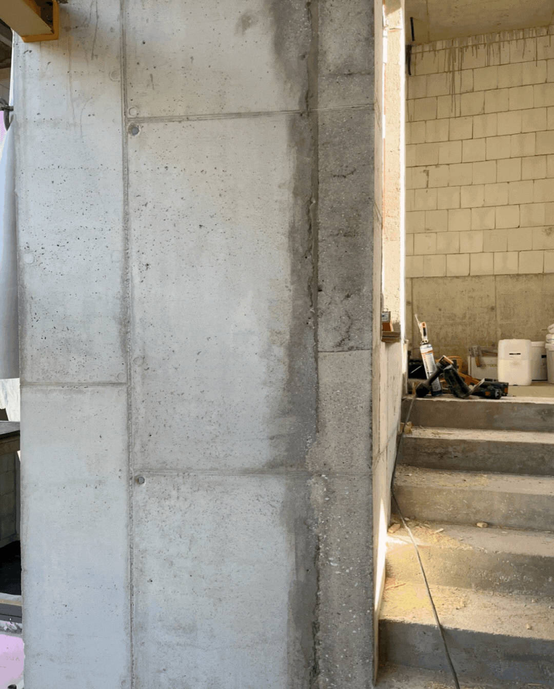 Sichtbeton, Beton reparieren, Beton ausbessern außen, beton lasieren, Microzement, Betonkosmetik Produkte, Betonkosmetik Spachtel, Sichtbetonkosmetik, Kiesnester im Beton reparieren, Betonwand ausbessern, Beton Lunker ausbessern, Betonlasur Farbe, Betonoberfläche behandeln, Beton Oberflächen sanieren, Betonfassade Sichtbeton, Sichtbeton lasieren, Kiesnester Beton, Kiesnester im Beton, Sichtbeton verschönern. Kosmetik Mörtel, Betonstufen ausbessern, Lunker im Beton, Sichtbetondecken, Betonkosmetiker, Wandgestaltung, Beton ausbessern, Beton behandeln, Beton Treppe, Betonlasur außen, Betonmauer reparieren, Sichtbeton Spachtel, Betonkosmetik selber machen, Sichtbeton reinigen, Betonlasuren, Betonkosmetik Preis, Betonplatte ausbessern, Sichtbeton Lasur, Betonkosmetik Berlin, Betonkosmetik Sachsen, Betonkosmetik Chemnitz, fugenloses Bad, Betonkosmetik Sichtbeton, Beton flicken, Sichtbeton sanieren, Reprofilierung Beton, Beton verschönern, raumkult Sichtbeton, Betontreppe reparieren