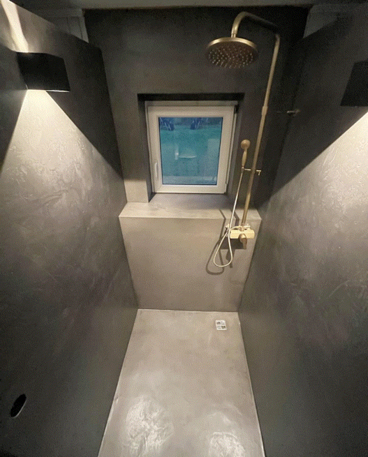 Mikrozement über Fliesen in einer Fugenlosen Dusche im Farbton Muskat