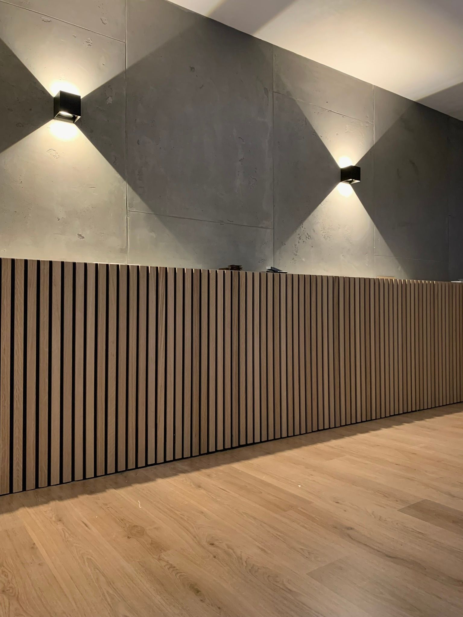 echter Kalkputz als Betonoptik in Betonlook Betongrau  an einer Wand hergestellt