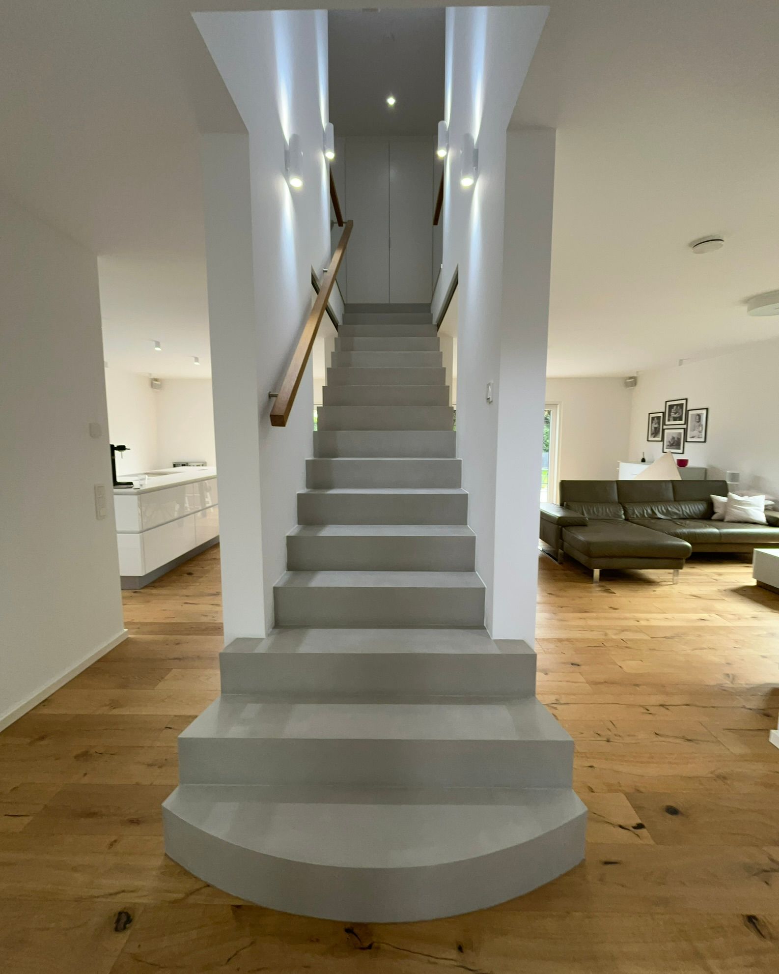 Eine Betontreppe wurde in einem Wohnhaus mit Mikrozement Fugenlos in Betongrau beschichtet und verschönert