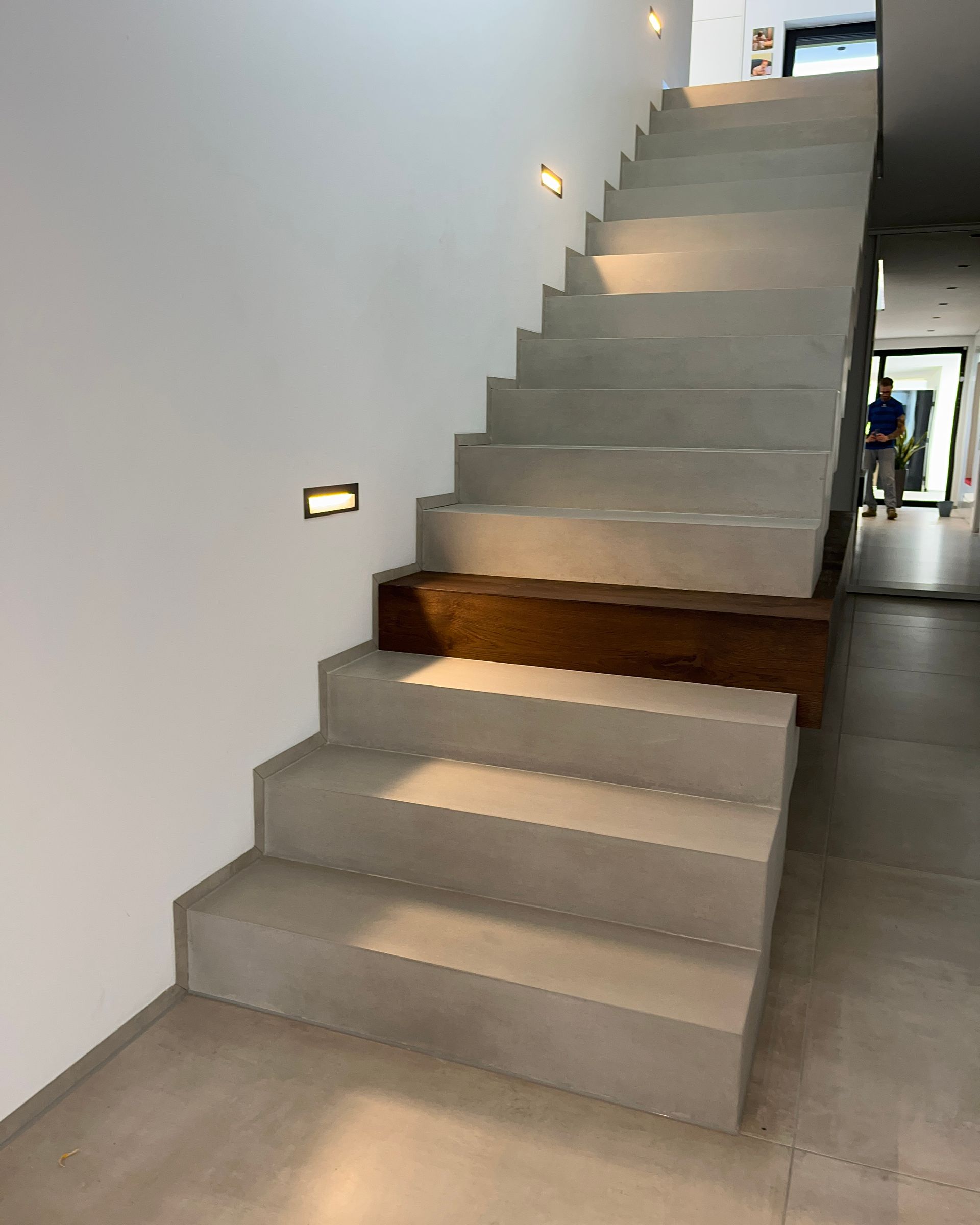 Betontreppe im Farbton Betongrau Sichtbeton mit Betonkosmetik verschönert
