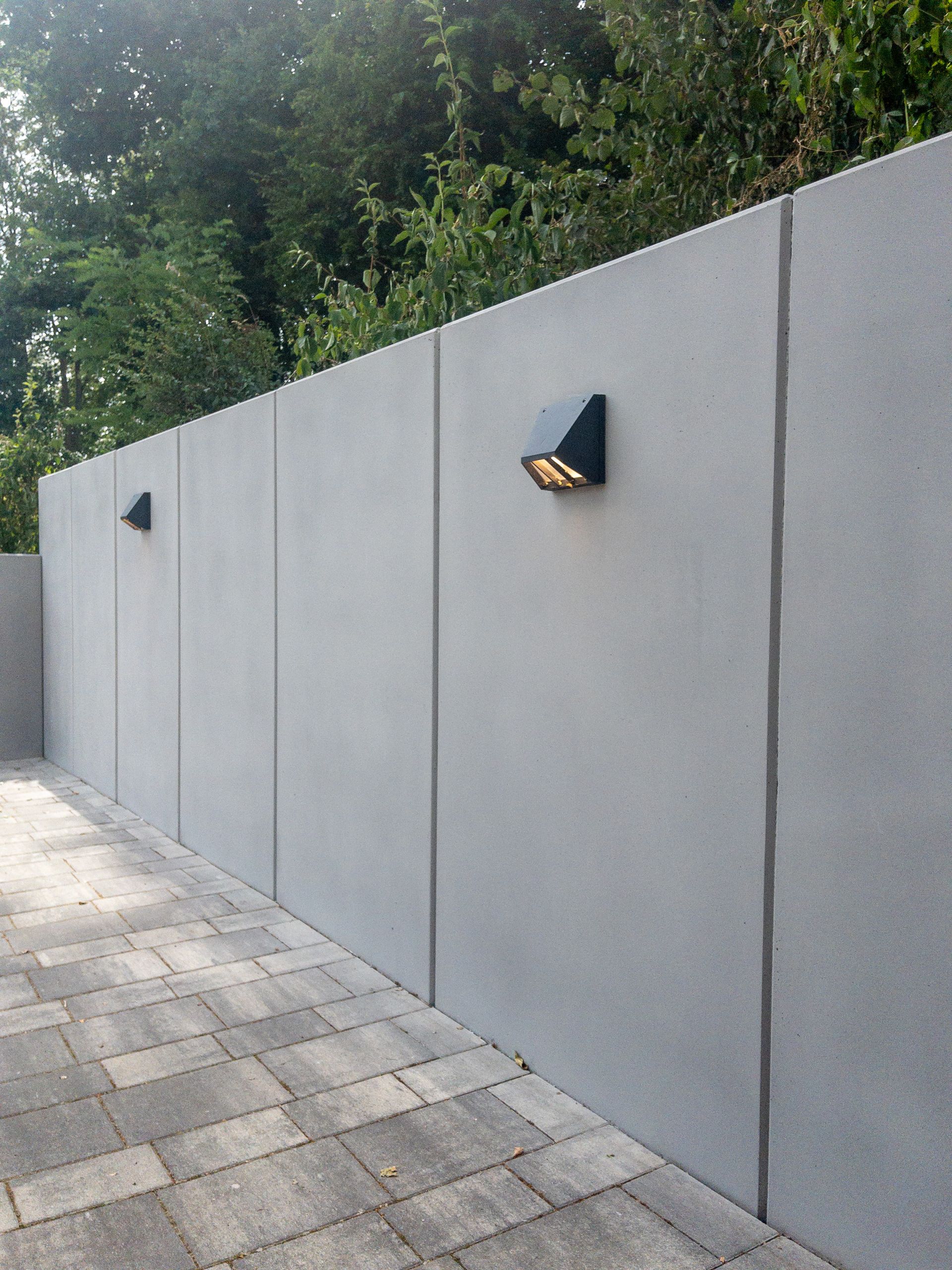 Sichtbeton L- Betonsteine Betonmauer im Außenbereich wurde behandelt mit Betonkosmetik in Betongrau - vorher nachher