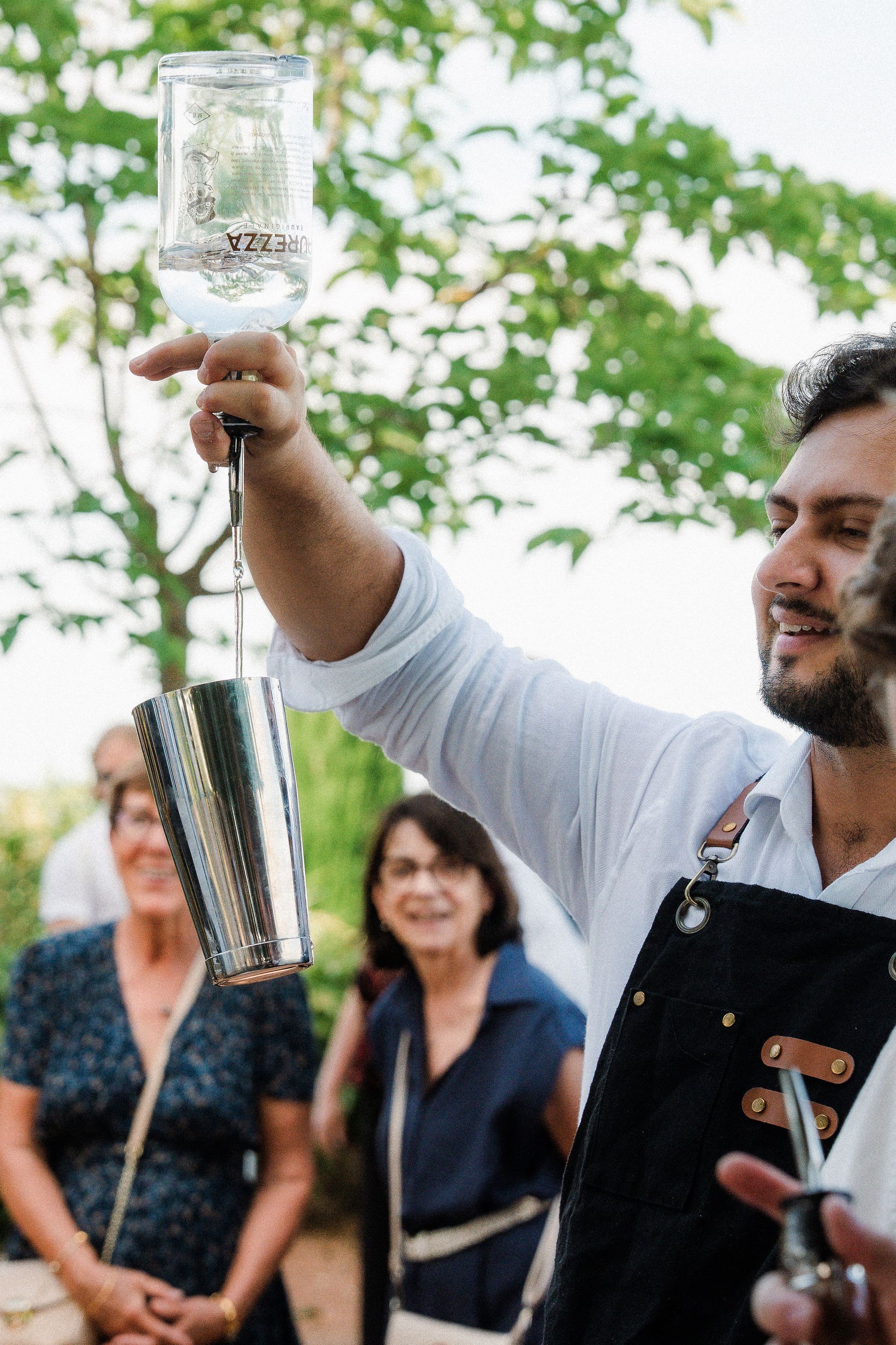 Bar à cocktails magique pour événement avec magicien et effets visuels