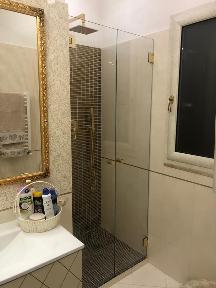 Cabina doccia con porta a battente