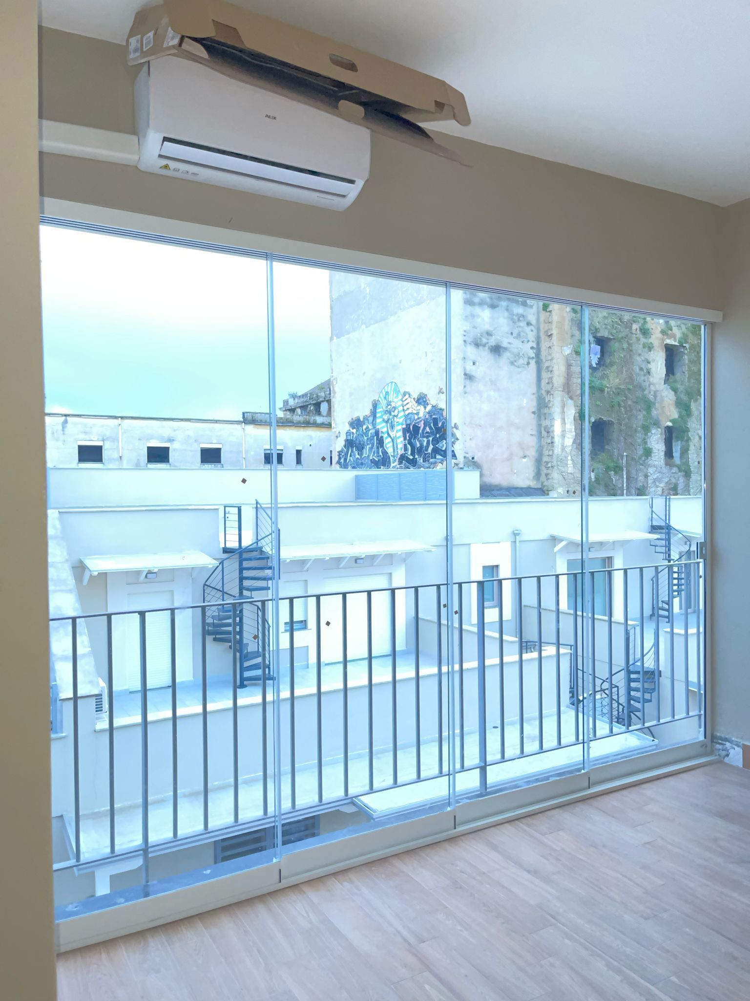 Vetrataa 4 battenti antistante ringhiera balcone