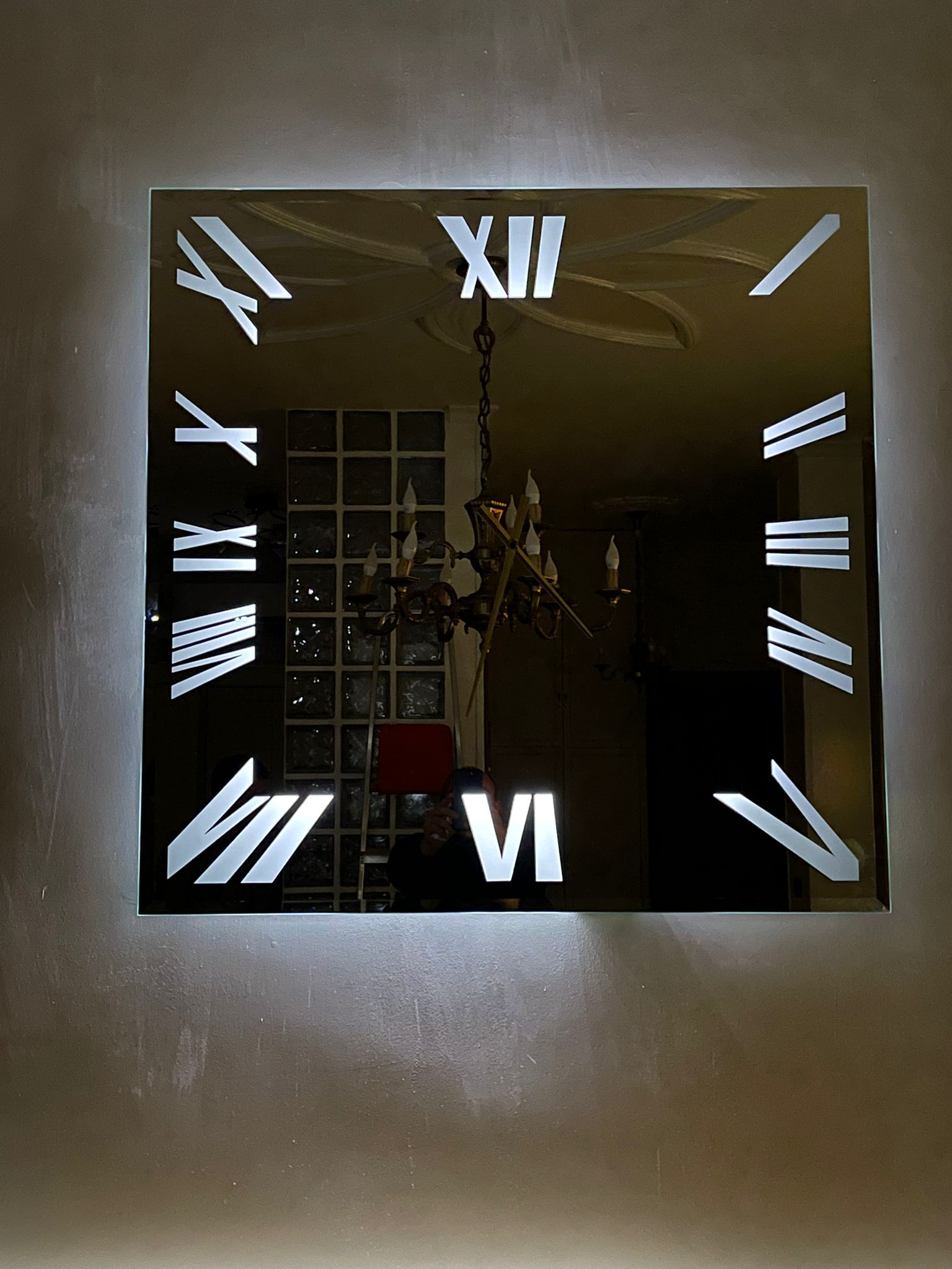 Orologio da parete quadrato e retroilluminato