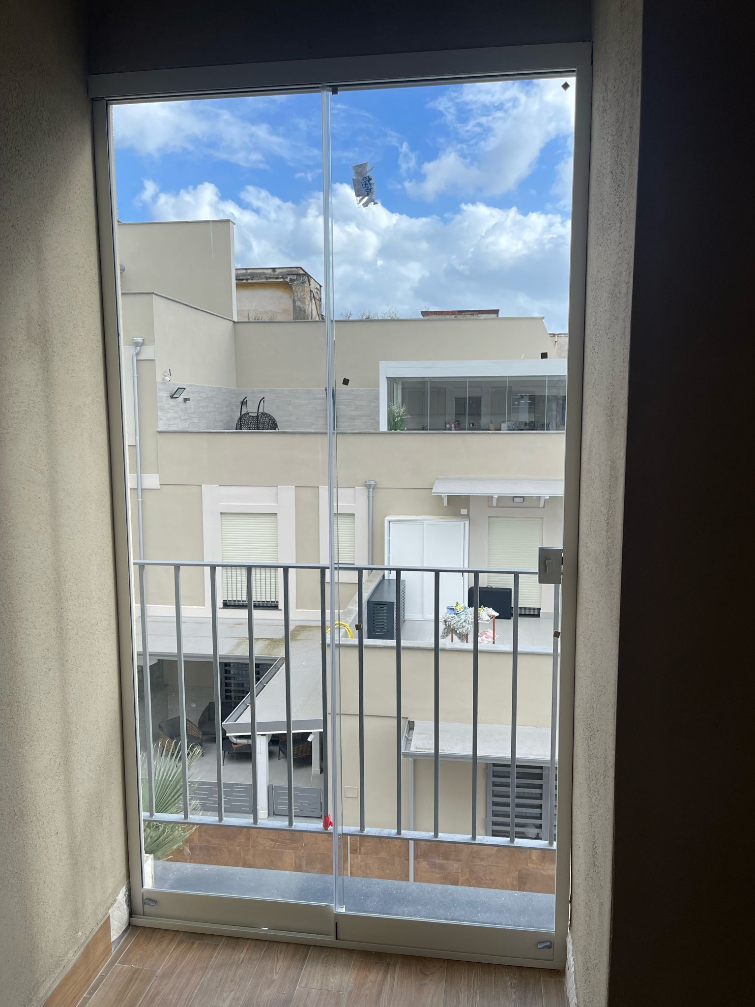 Porta finestra completamente in vetro su balcone
