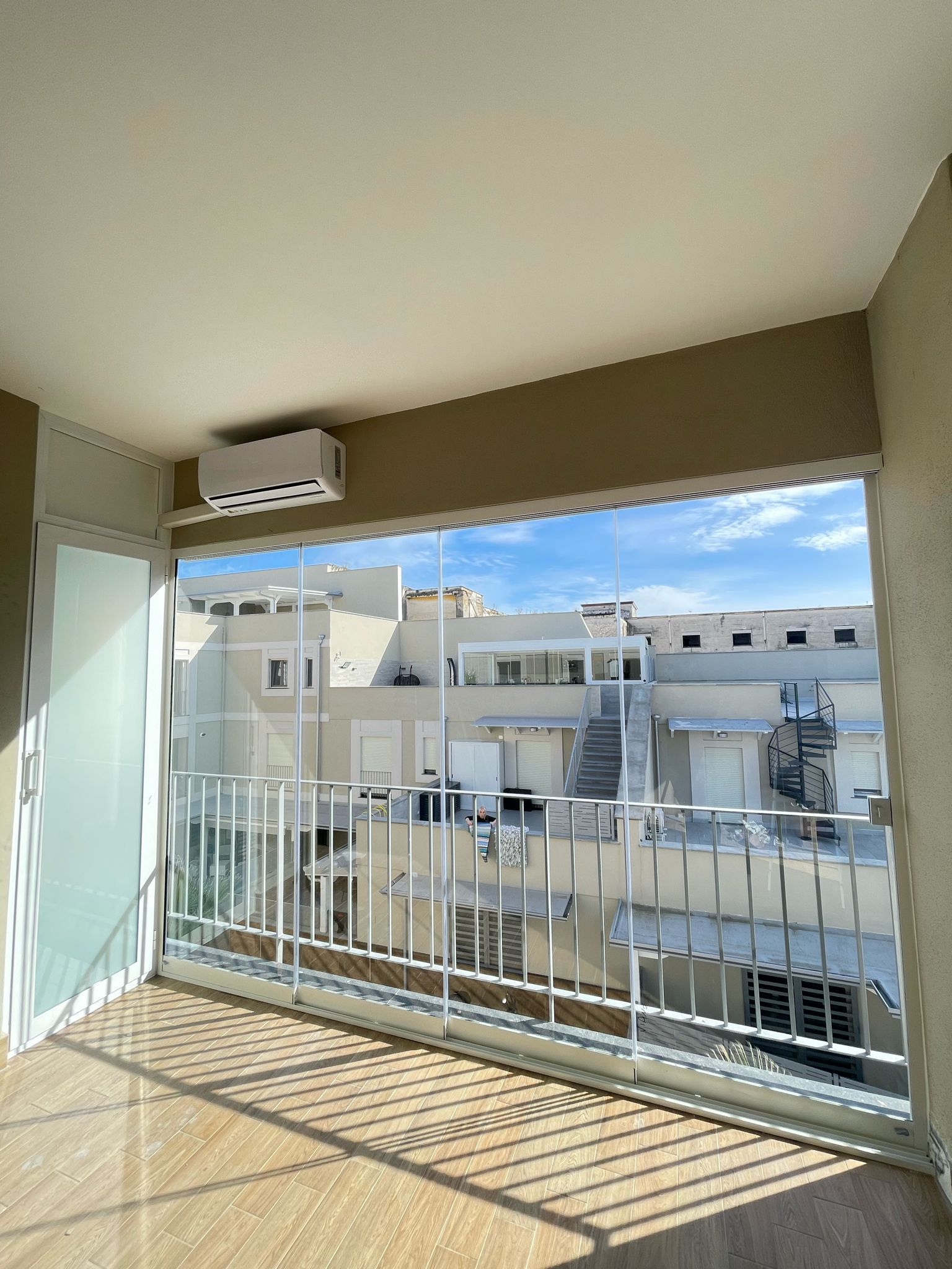 Ampia porta vetrata su balcone