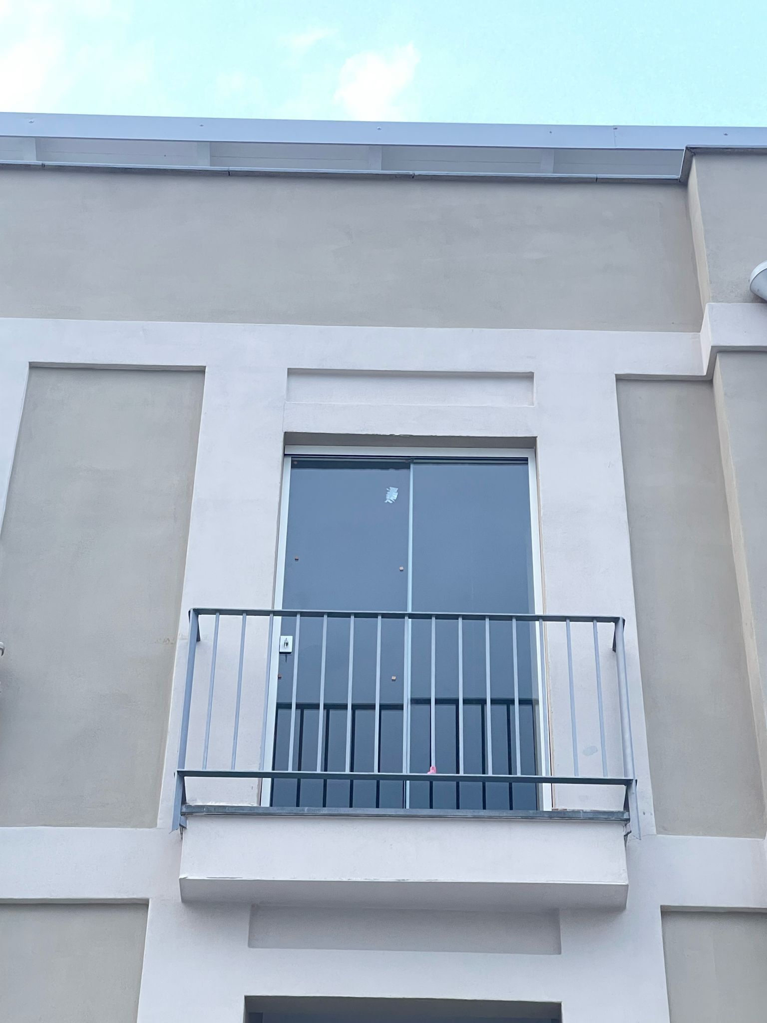 Porta finestra in vetro su balcone