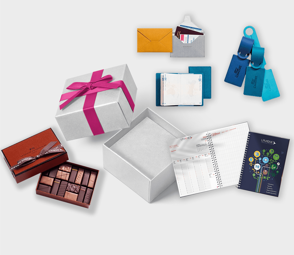 Coffrets cadeaux, papeterie, étiquettes et chocolats. Différentes tailles, couleurs et compositions sur fond clair.