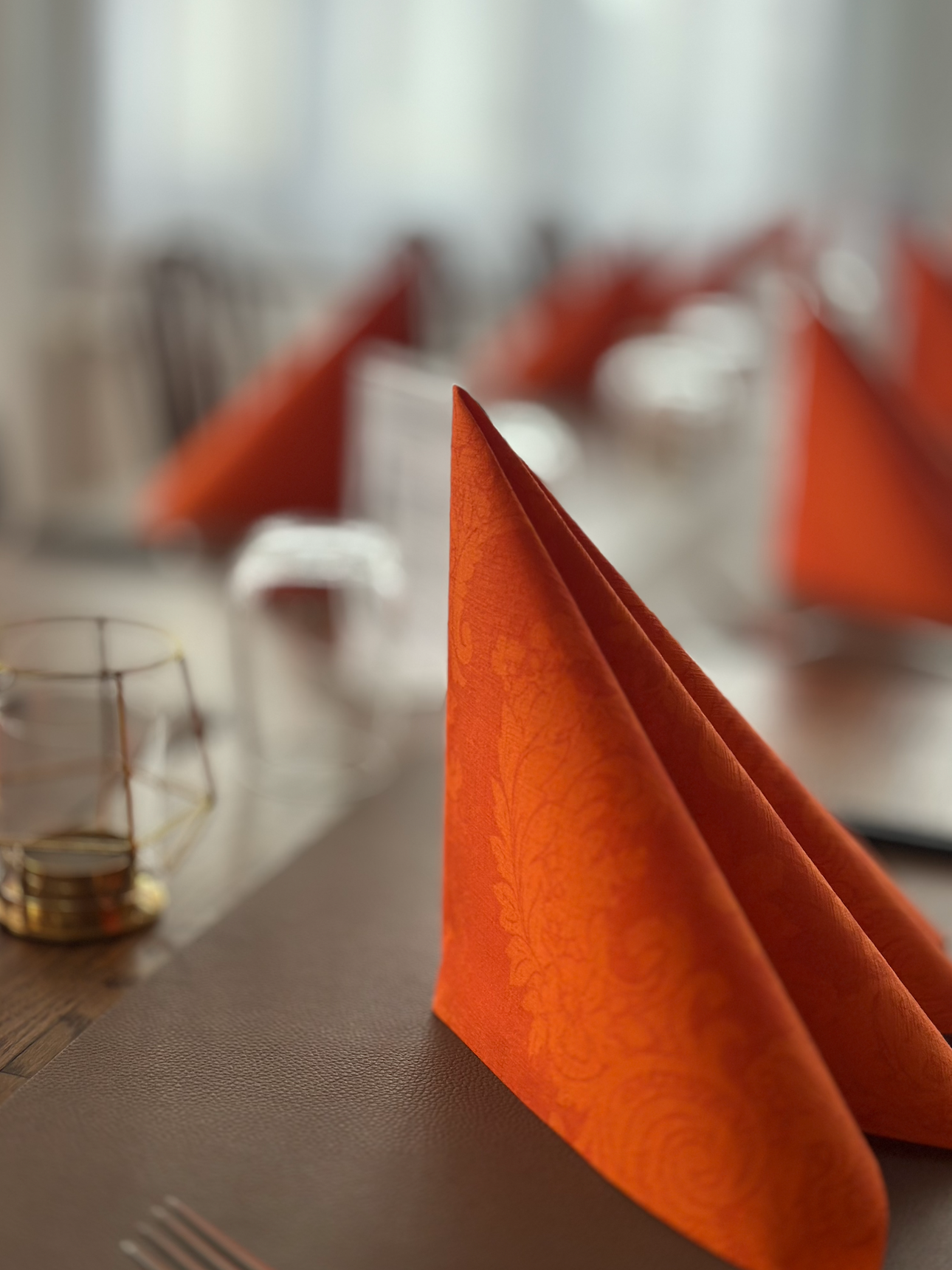 Un gros plan d'une serviette orange sur une table