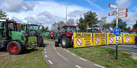 Boeren protesteren door middel van wegafsluiting.