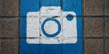 Geschilderde afbeelding van camera op muur.