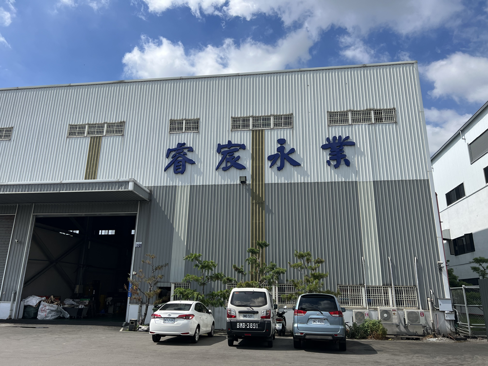 A large building with a lot of cars parked in front of it.