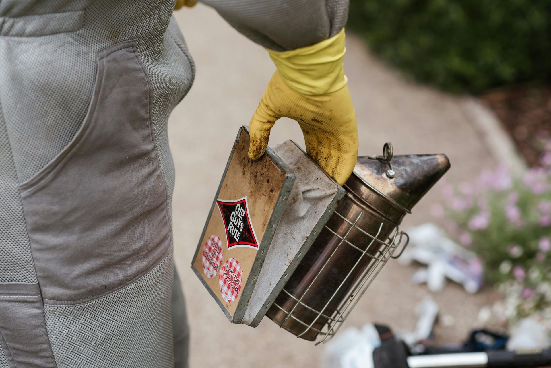 A professional pest control personnel is getting ready for work.