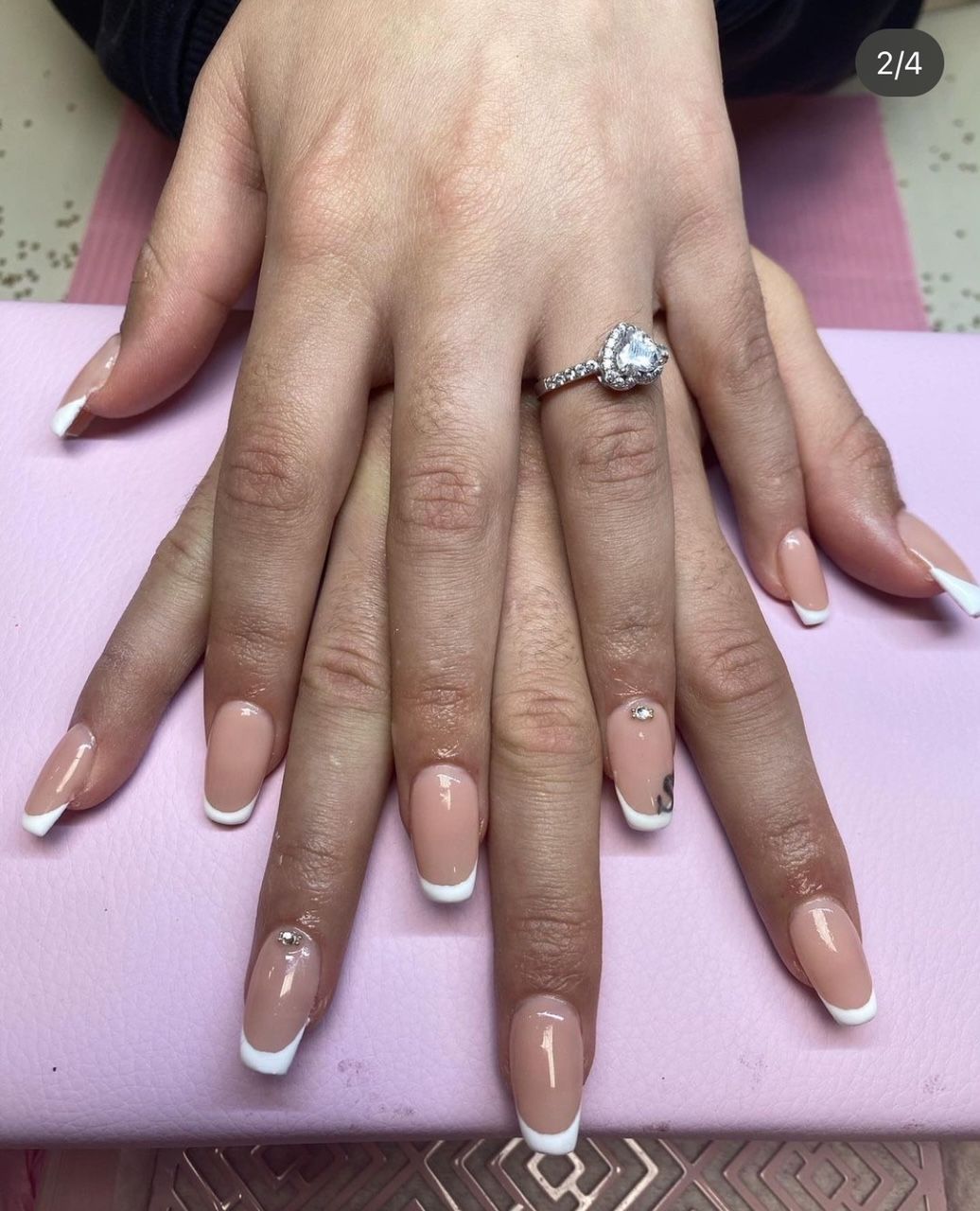 Een vrouwenhand met een ring aan haar vinger