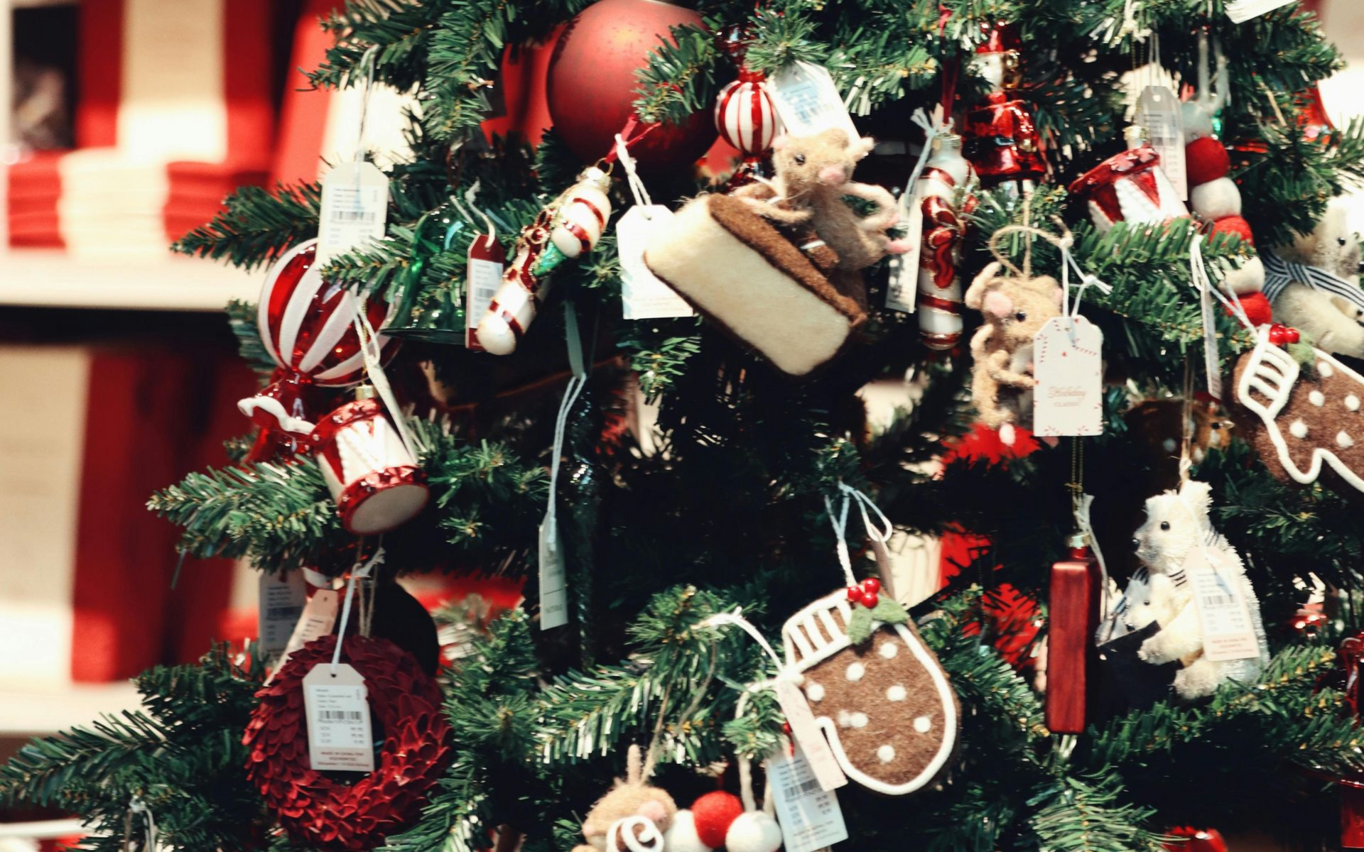 Experience the Magic of the Holidays in Downtown Milford, CT &ndash; Shop, Stroll, and Sip with the DMBA!