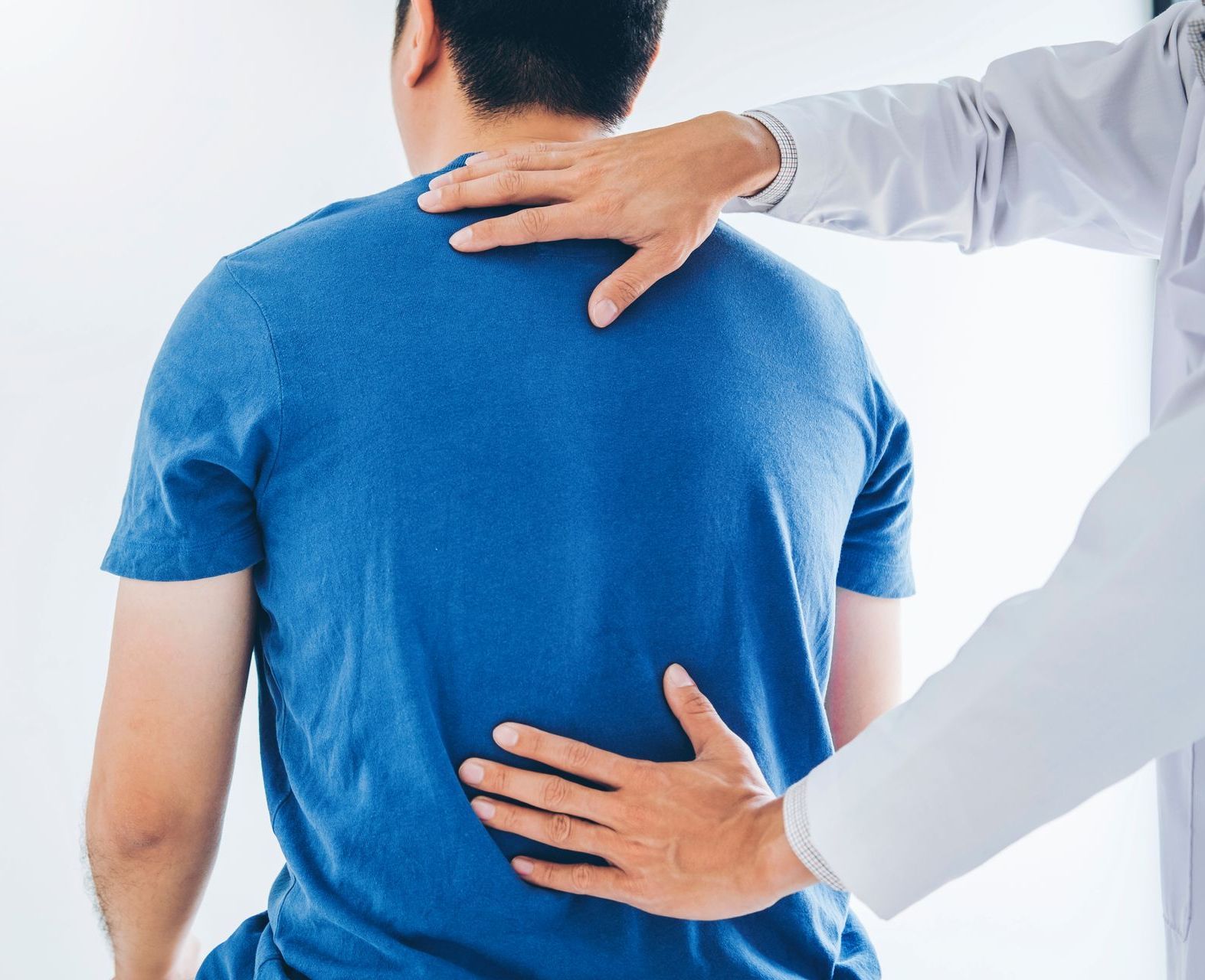 Chiropractor in Geneva, IL adjusting a patients neck
