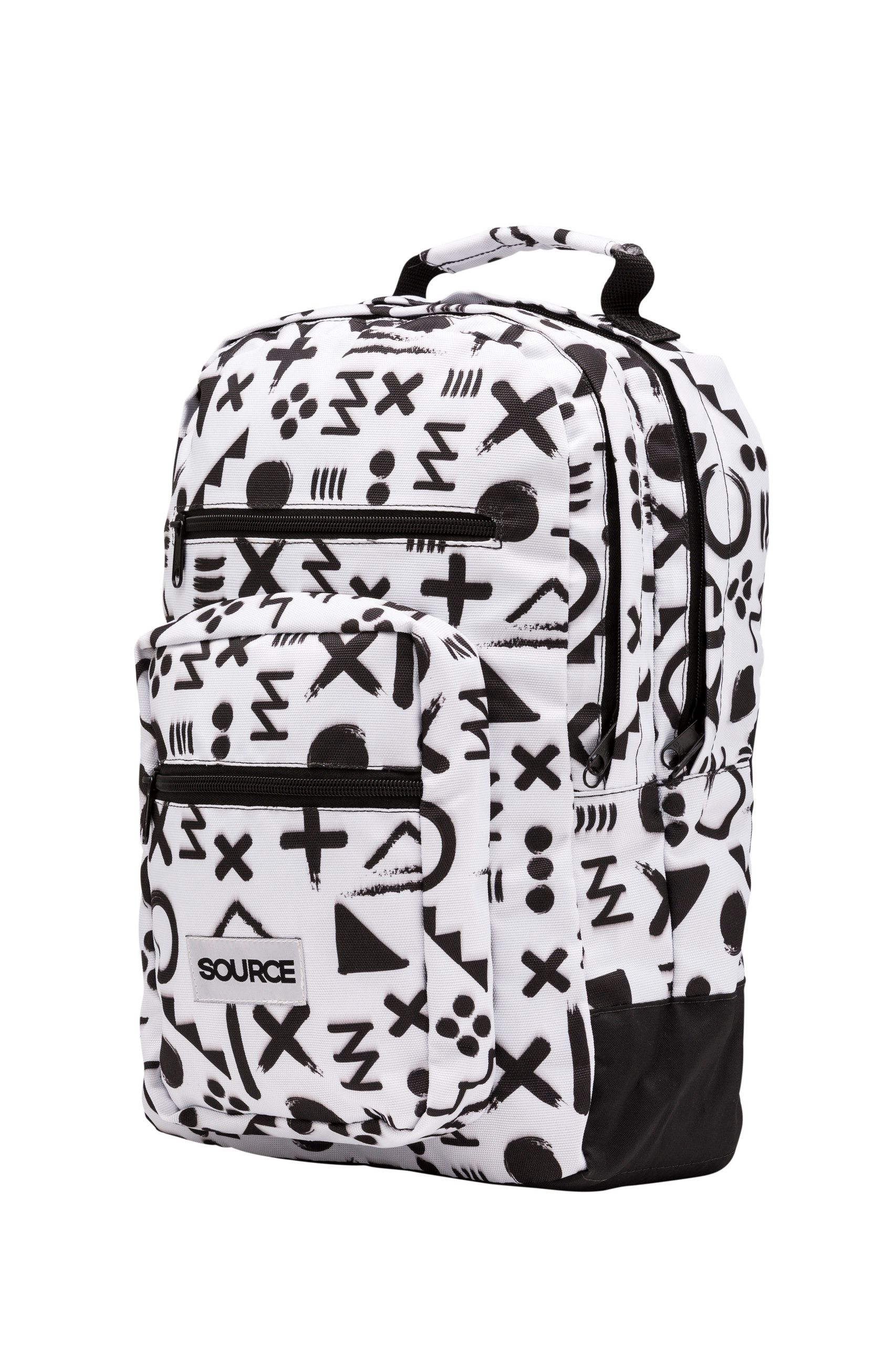 Mochila branca com estampa abstrata preta e bolso frontal com zíper sobre fundo liso.
