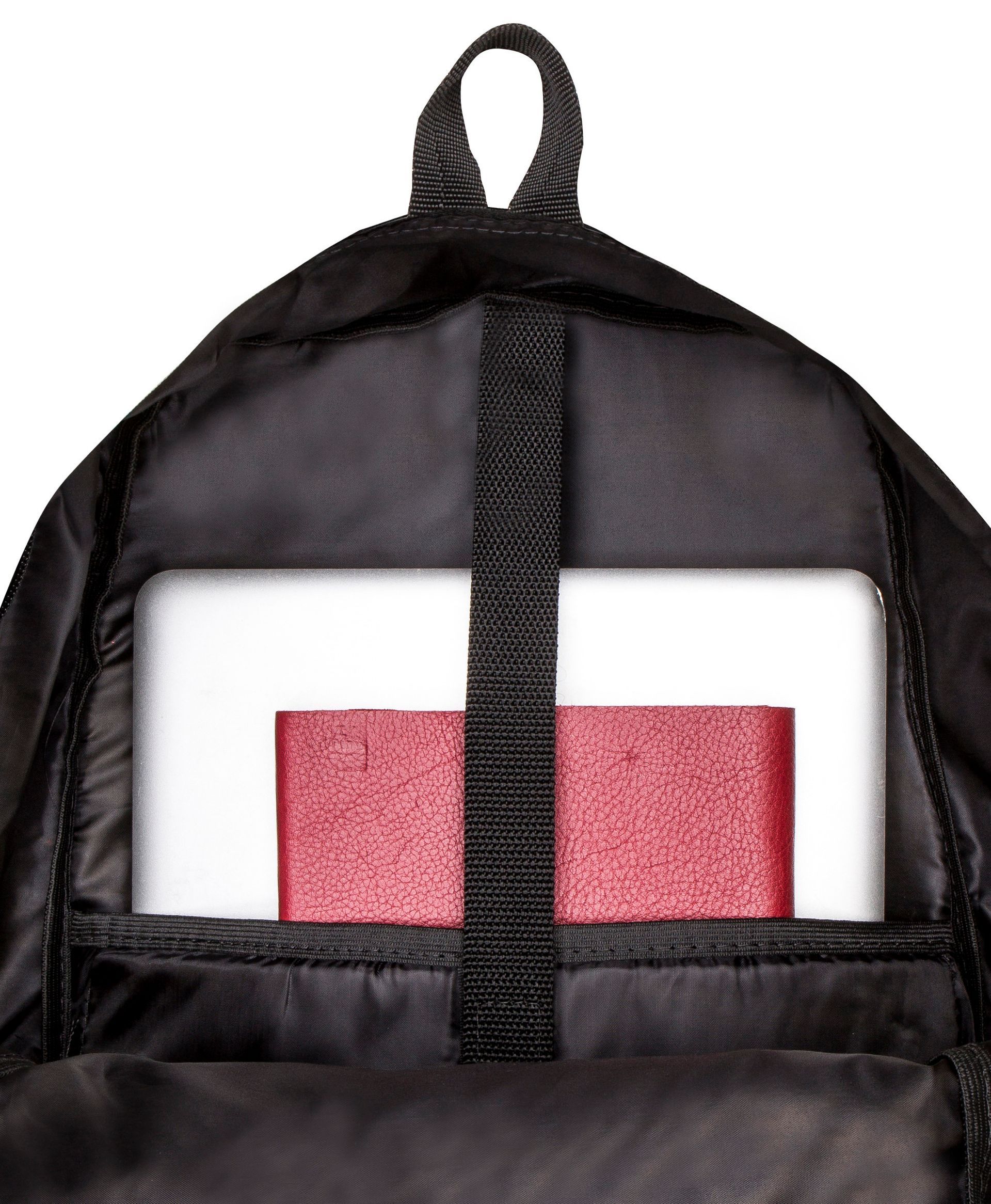 Mochila preta com bolso frontal contendo um caderno branco e um livro vermelho, vista por trás.